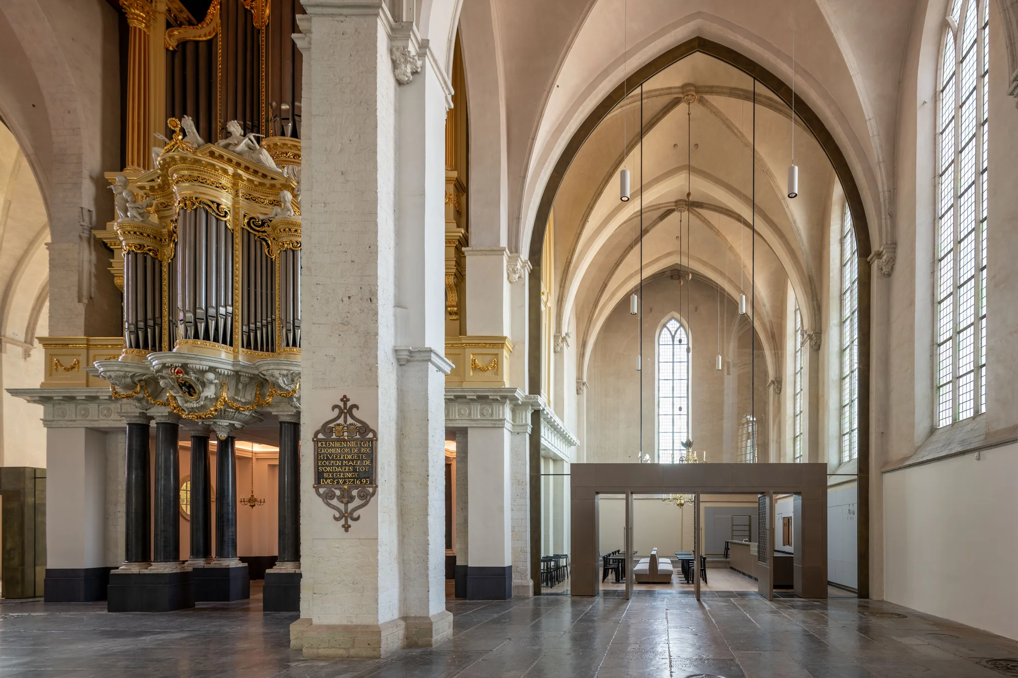 Glaswand tussen de kapel en de centrale ruimte van de Stevenskerk.