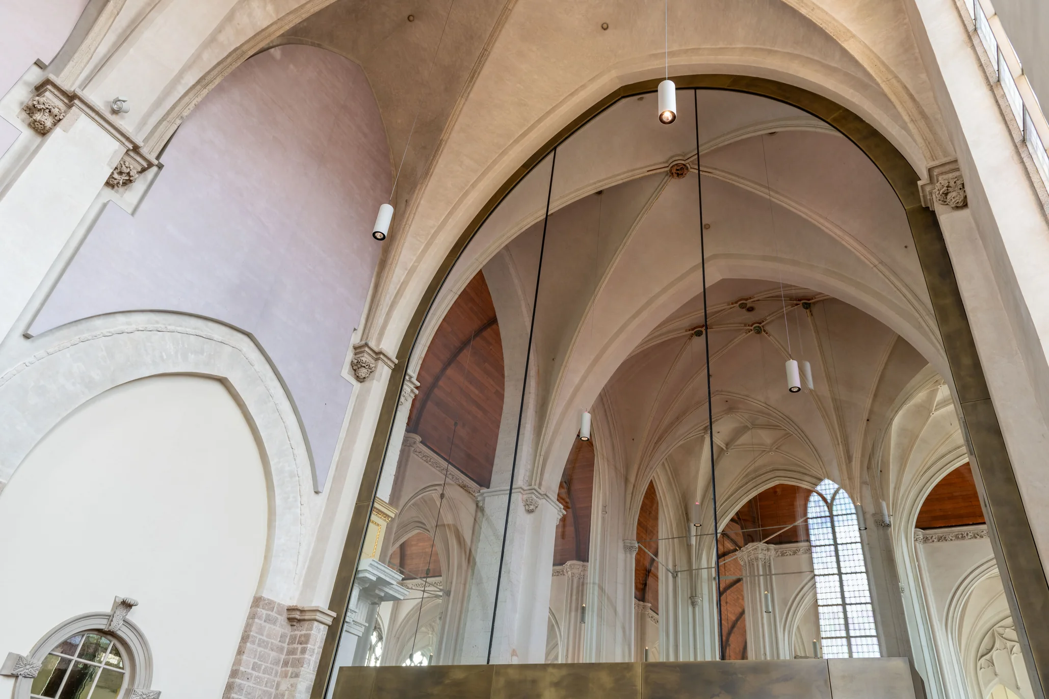 Transparante contourruit die de monumentale boog van de Stevenskerk volgt.