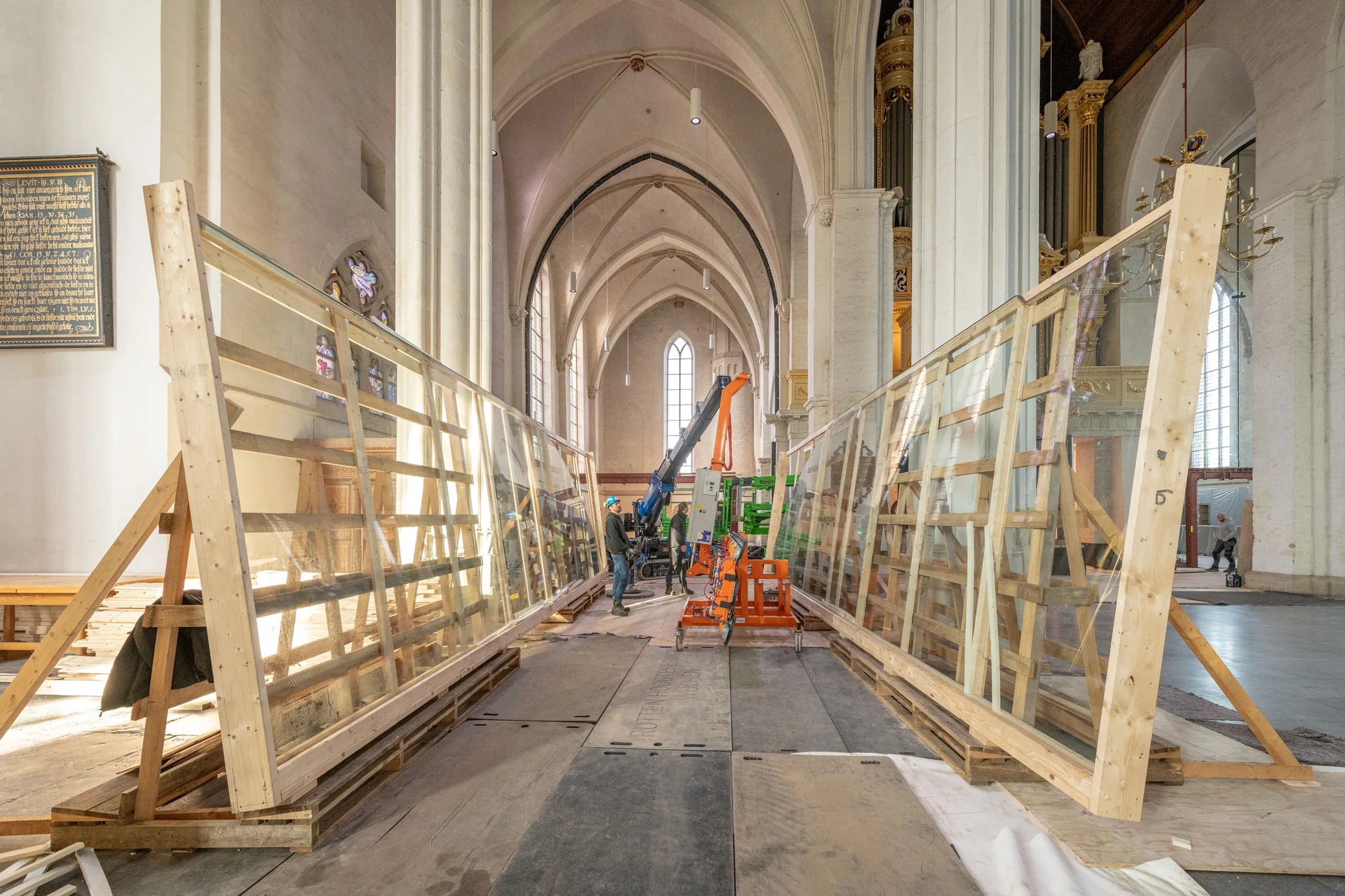Voorbereide transportroute met A-bokken voor de grote glaspanelen in de Stevenskerk.