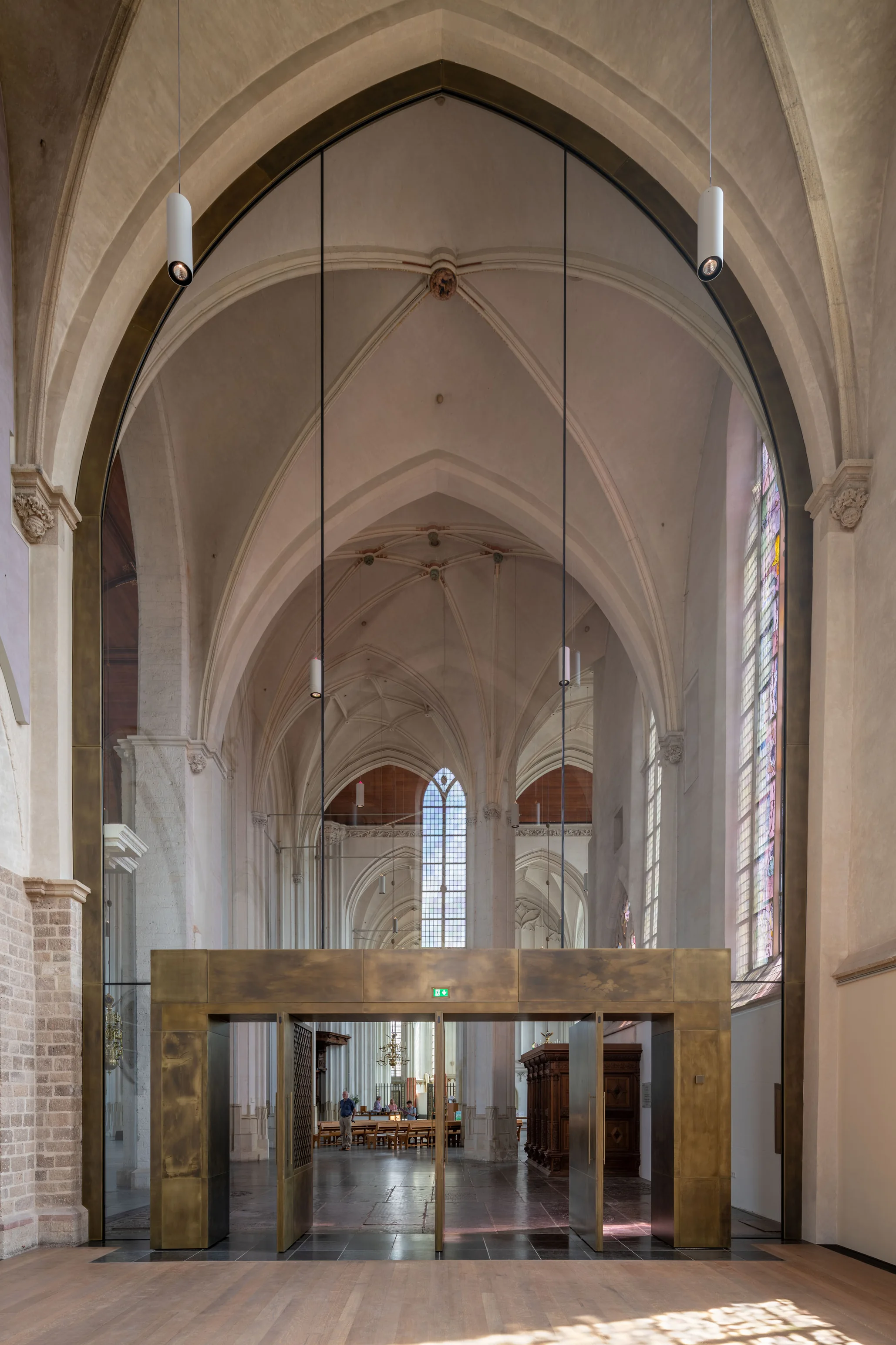 Frontaal aanzicht van de volledige glazen scheidingswand in de Stevenskerk.