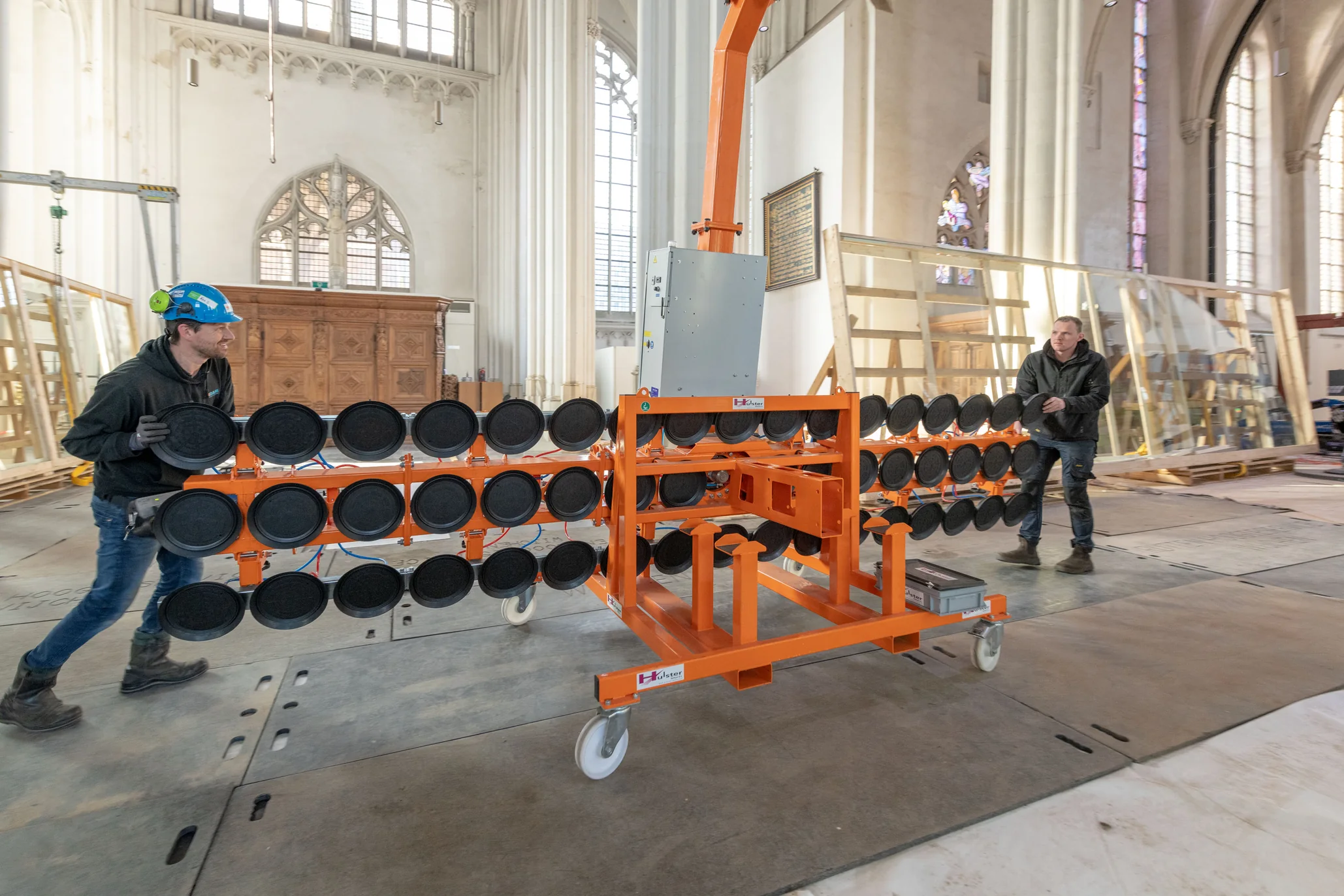 Vacuümheffer met 51 zuignappen voor de montage van de glaspanelen.