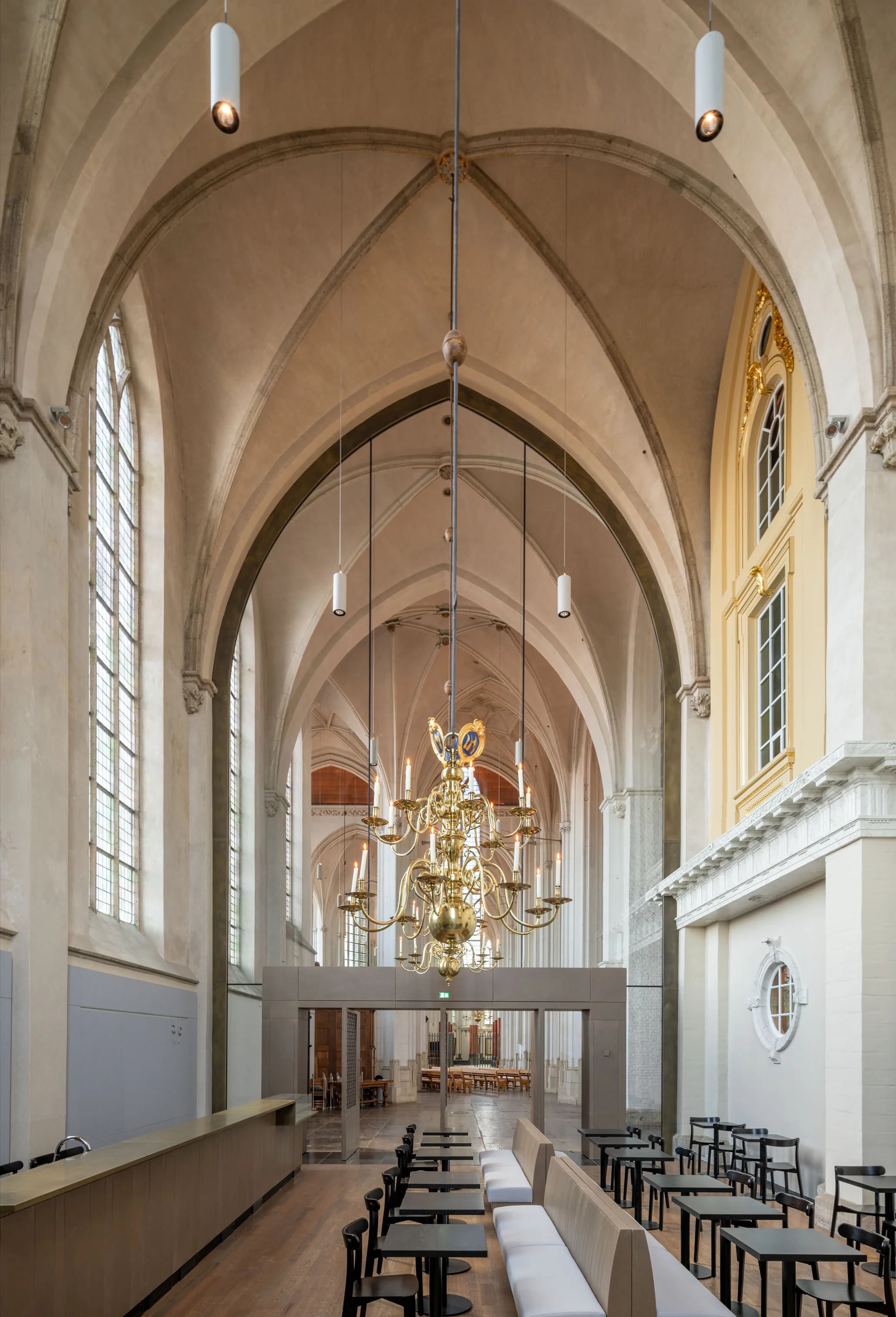 Kapel in de Stevenskerk ingericht voor horeca achter een transparante glaswand.