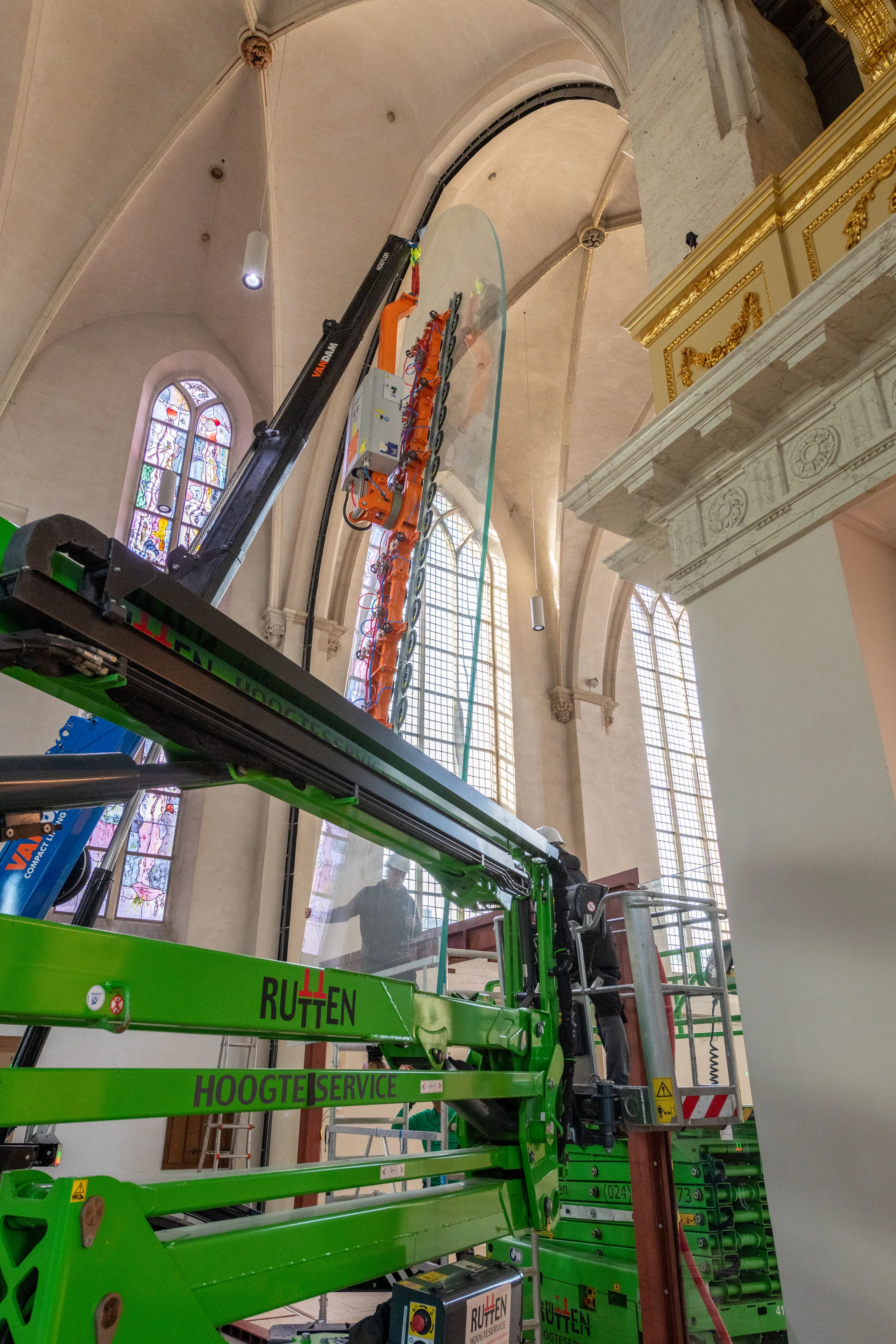 Positioneren van een hoog glaspaneel in de boog van de Stevenskerk.