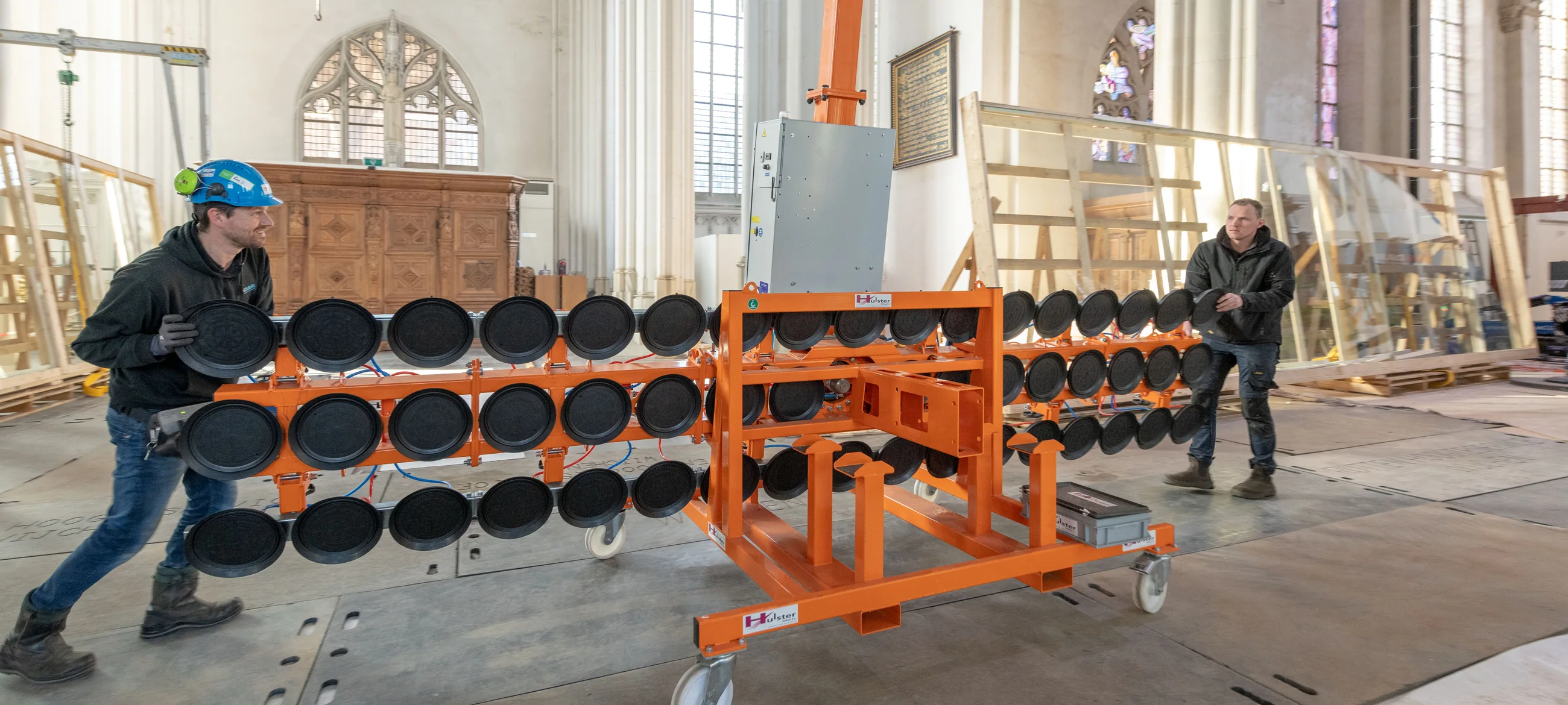 Monteurs met de vacuümheffer met 51 zuignappen in de Stevenskerk.