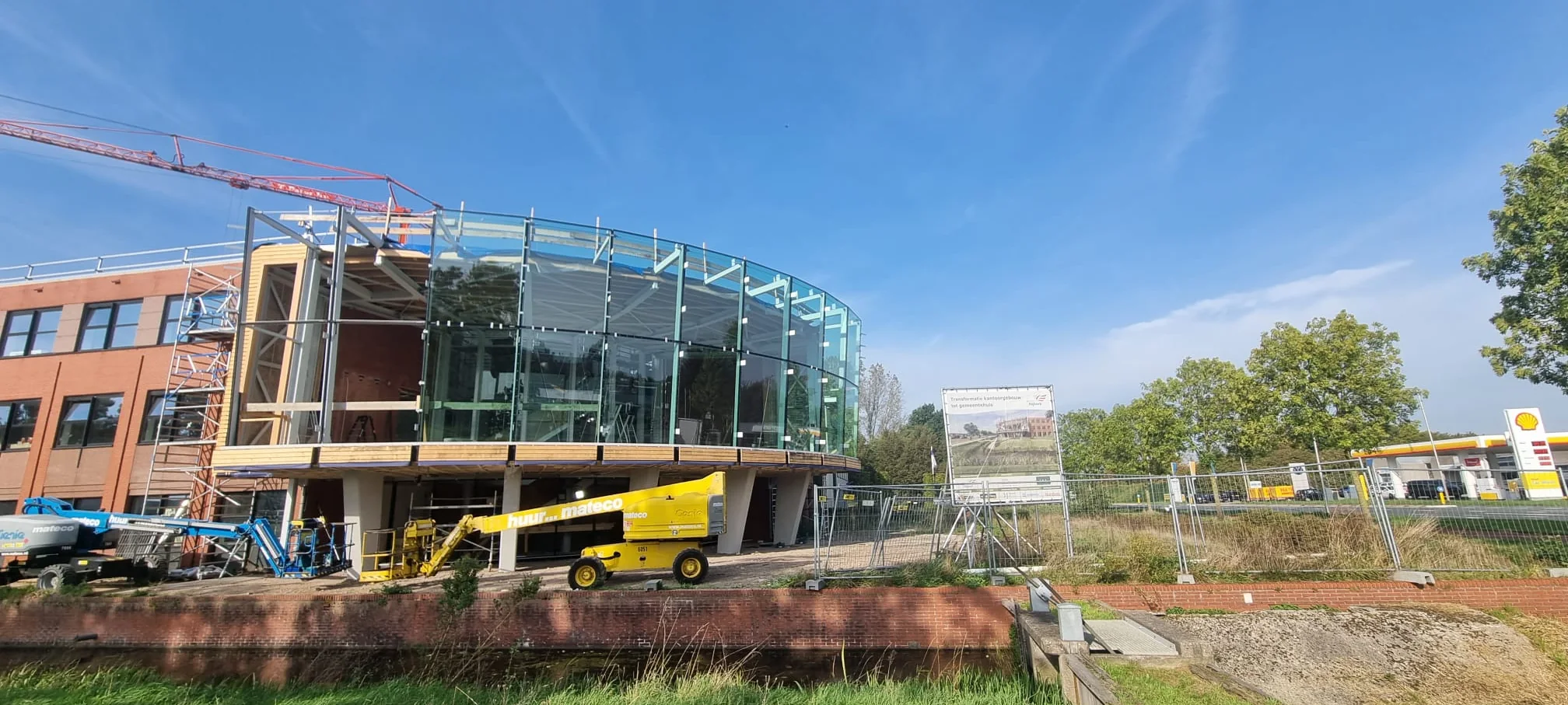 Montage van de gevelbeglazing van de uitbreiding in Nijkerk.