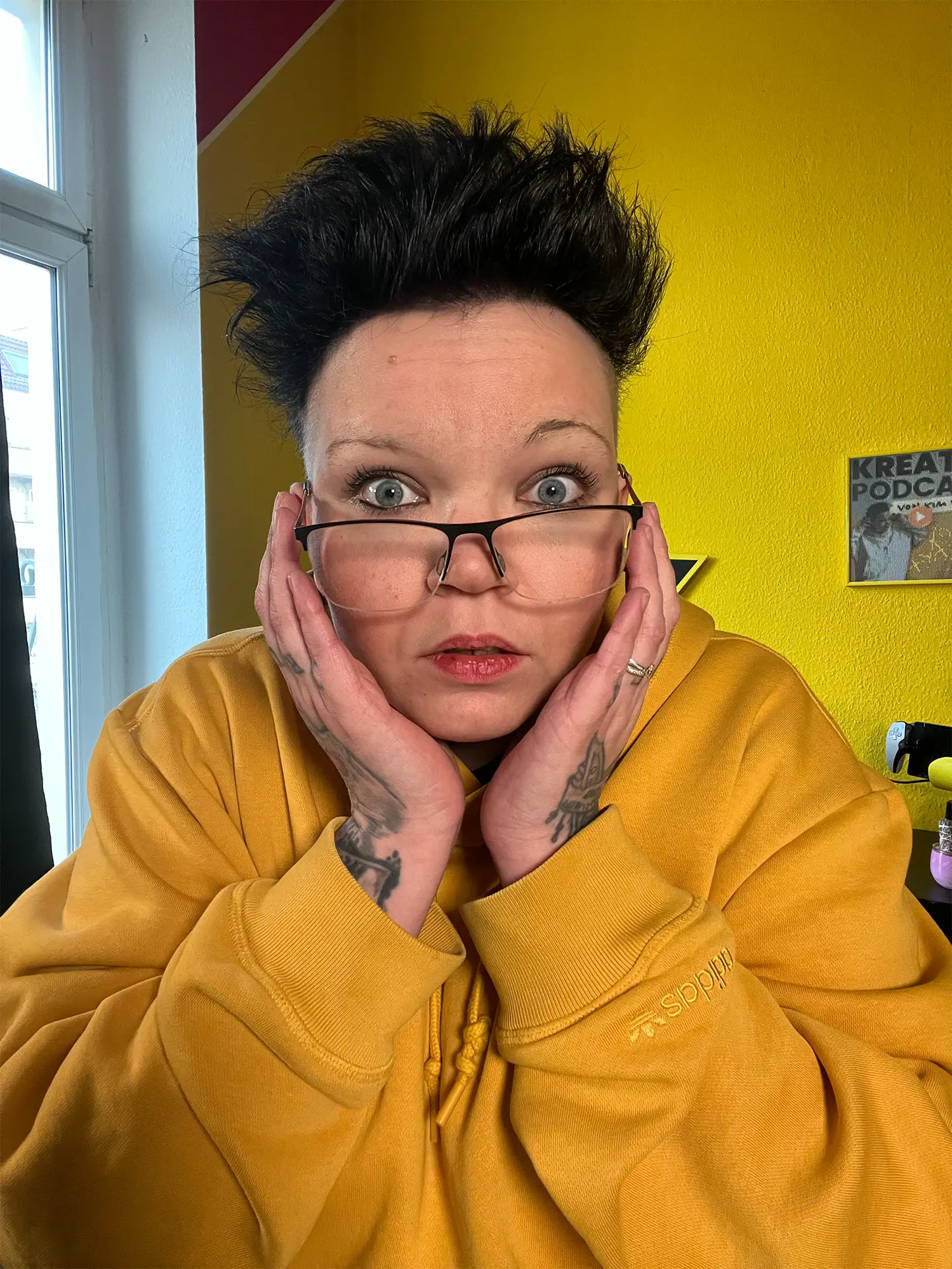Webdesign, Branding & KI“ von Kim Weber alias dieKreativtunerin – mit gelbem Farbverlauf, überrascht blickend vor dem Kreativpodcast-Poster
