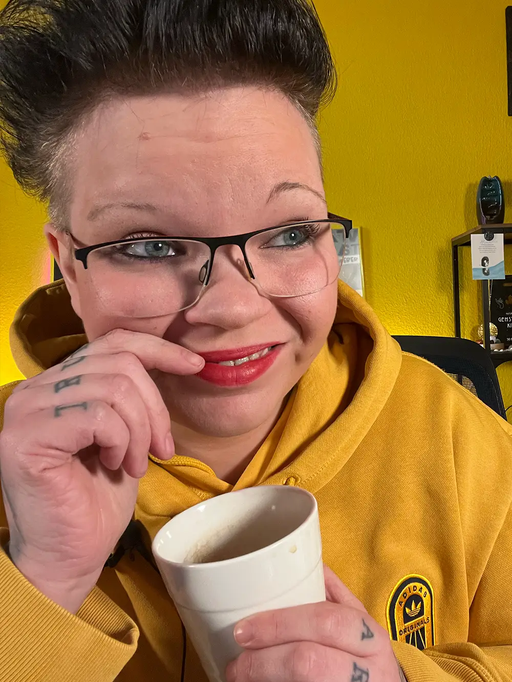 Kim Weber hält einen Stift in der Hand und blickt in die Kamera; daneben steht der Titel „Webdesigner vs. KI-Webseite – Mit Kim Weber, Webflow Webdesignerin“ auf dunklem Hintergrund mit technischen Designelementen.