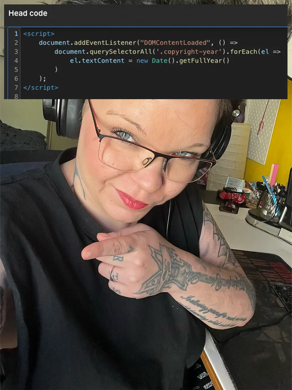 Kim Weber, geprüfte Webflow-Partnerin, zeigt den Custom-Code-Trick für eine automatisch aktualisierte Jahreszahl im Webflow-Footer