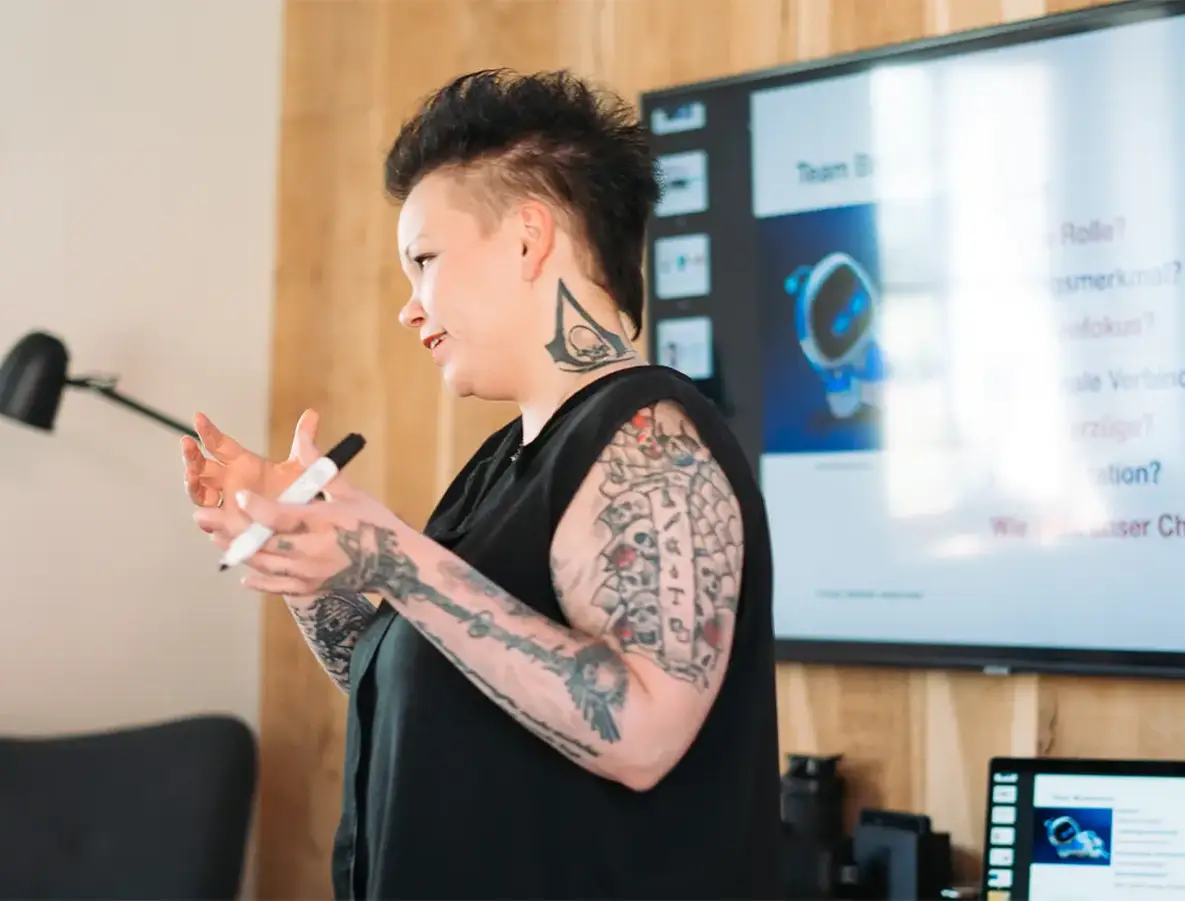 Kim Weber leitet einen Kreativ-Workshop zur Maskottchen-Erstellung mit Storytelling-Ansatz für das Team der Cixon GmbH.