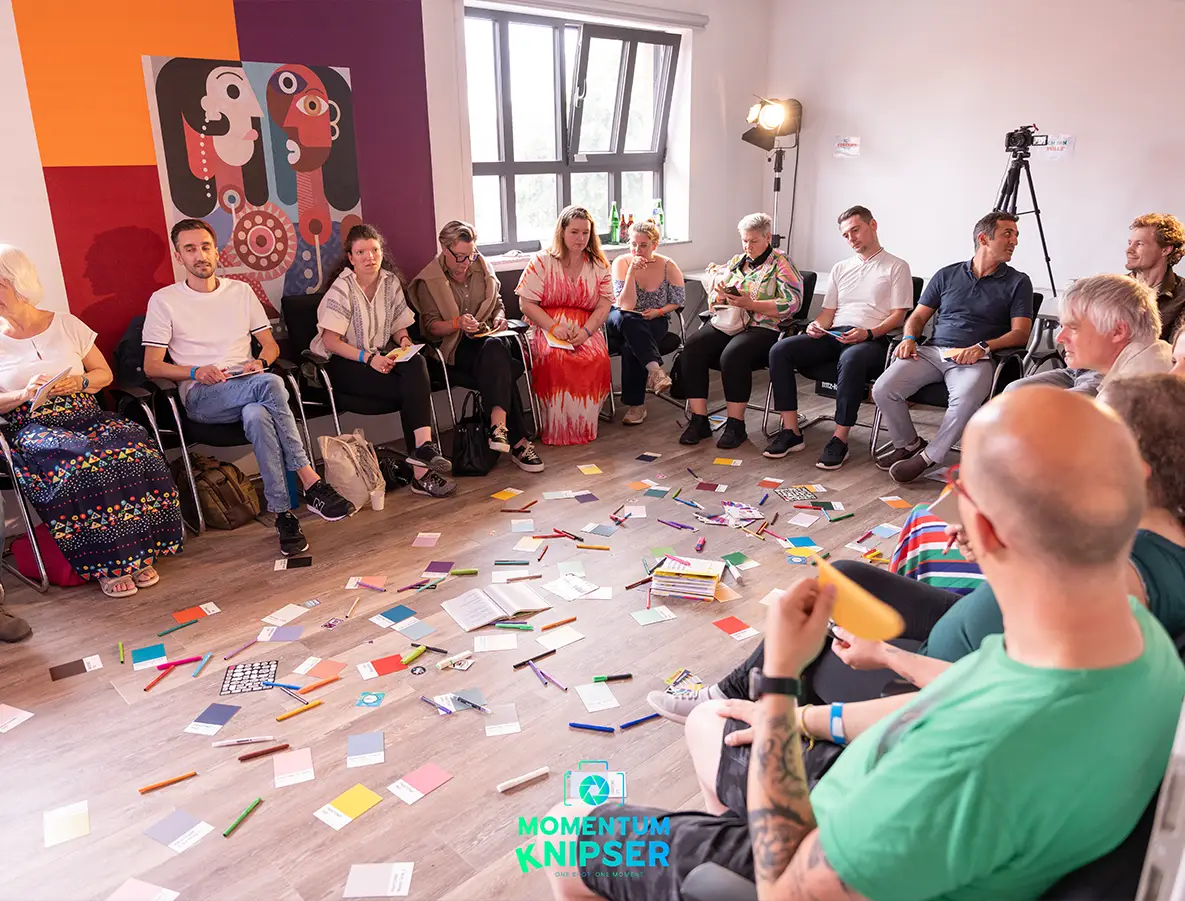 Kim Weber beim Kreativworkshop während des Impulstags – 30 Teilnehmer:innen erarbeiten gemeinsam kreative Markenstrategien