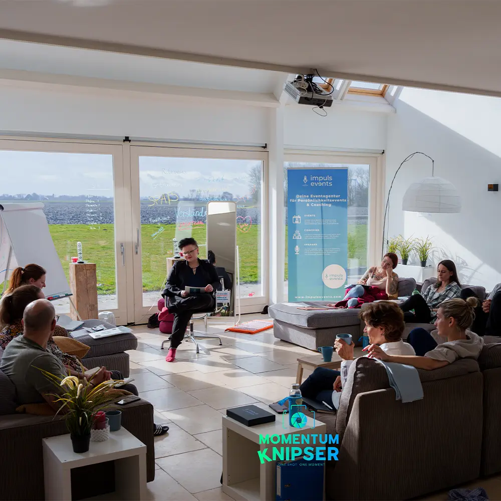 Kim Weber in Holland bei der Impulswoche mit einem Brand Workshop und Teilnehmern.
