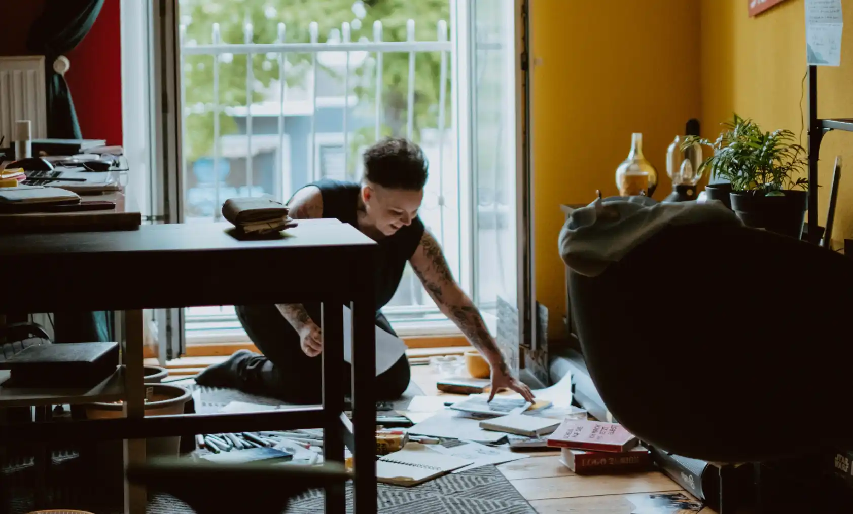 Kim Weber, Brand- und Webdesignerin aus Berlin, lächelnd vor hellem Hintergrund