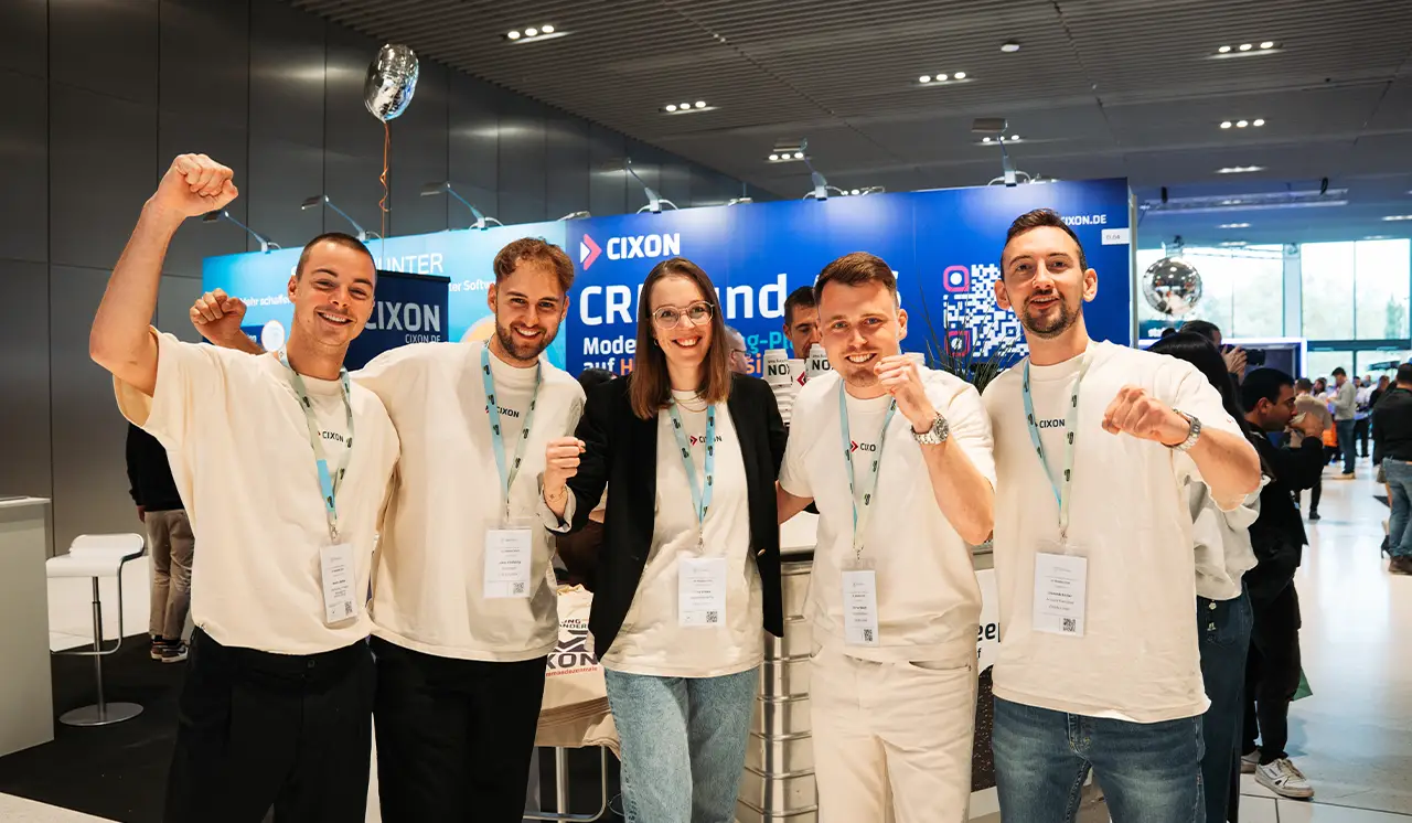 Cixon GmbH Team auf der Messe mit Brand-Tshirts