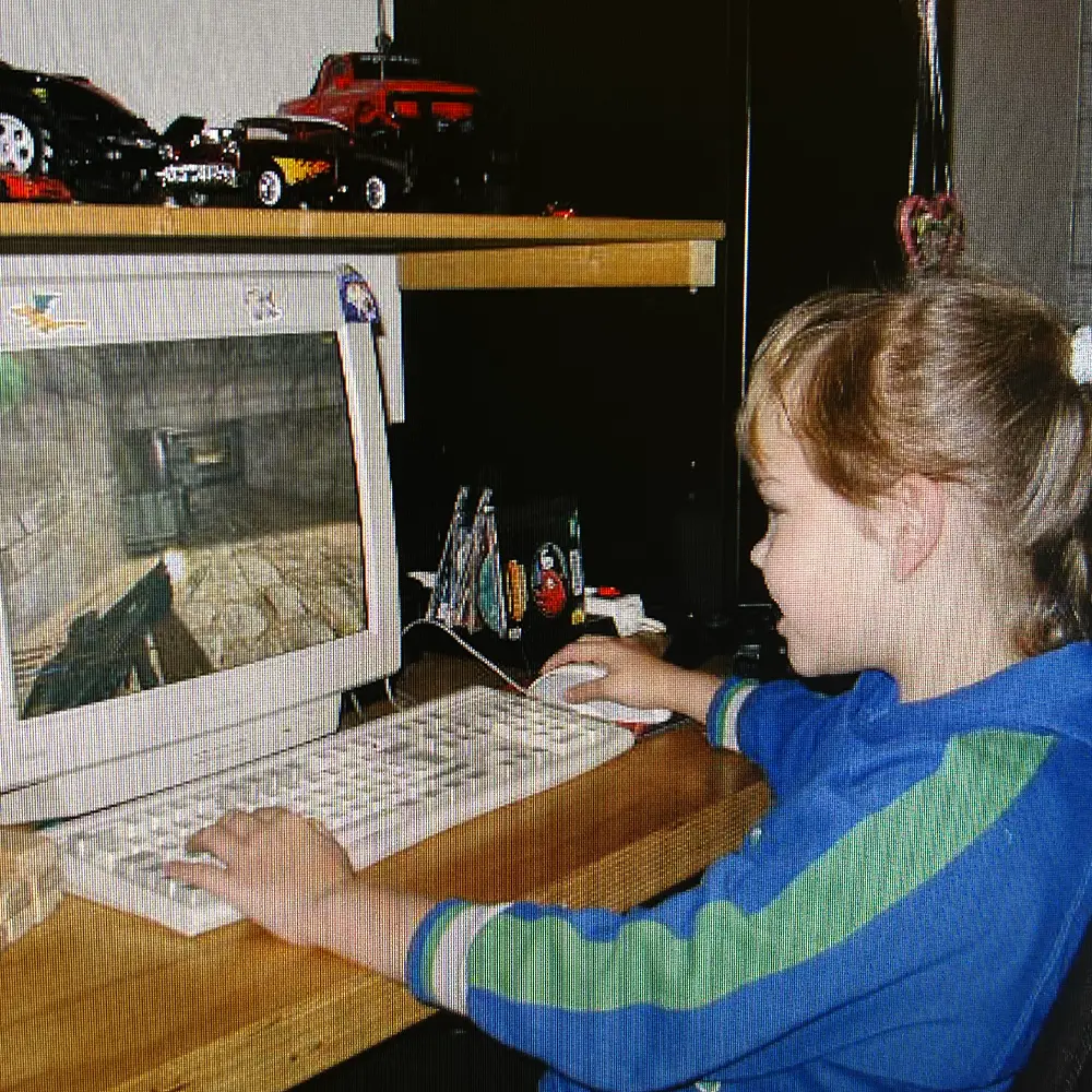 Kim Weber aus der Kindheit wie sie mit 9 Jahren Counter Strike 1.6 am PC zockt.