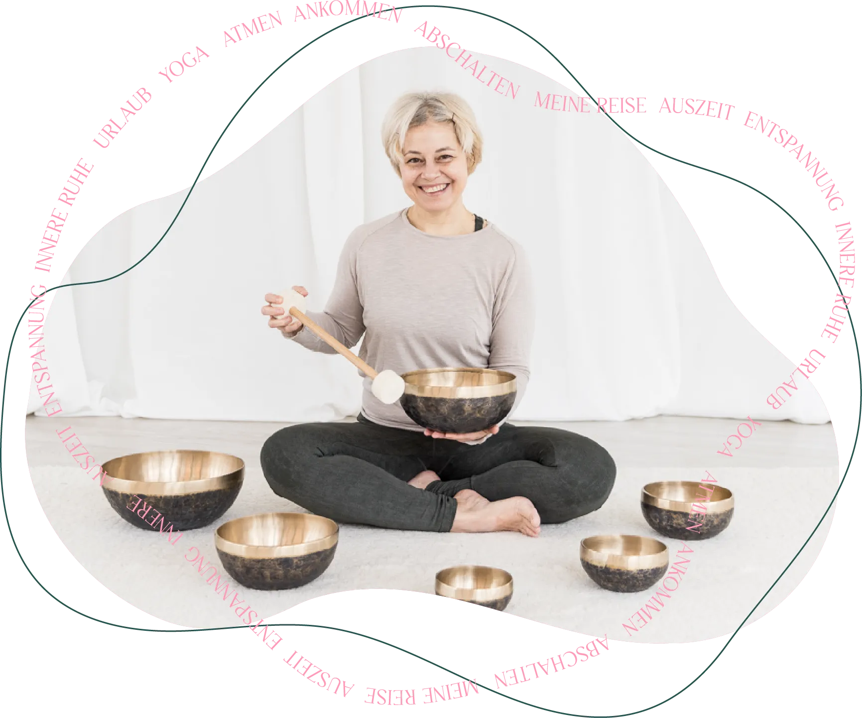 Yoga Lehrerin Monica Vuerich im Schneidersitz bei einem Klangbad.