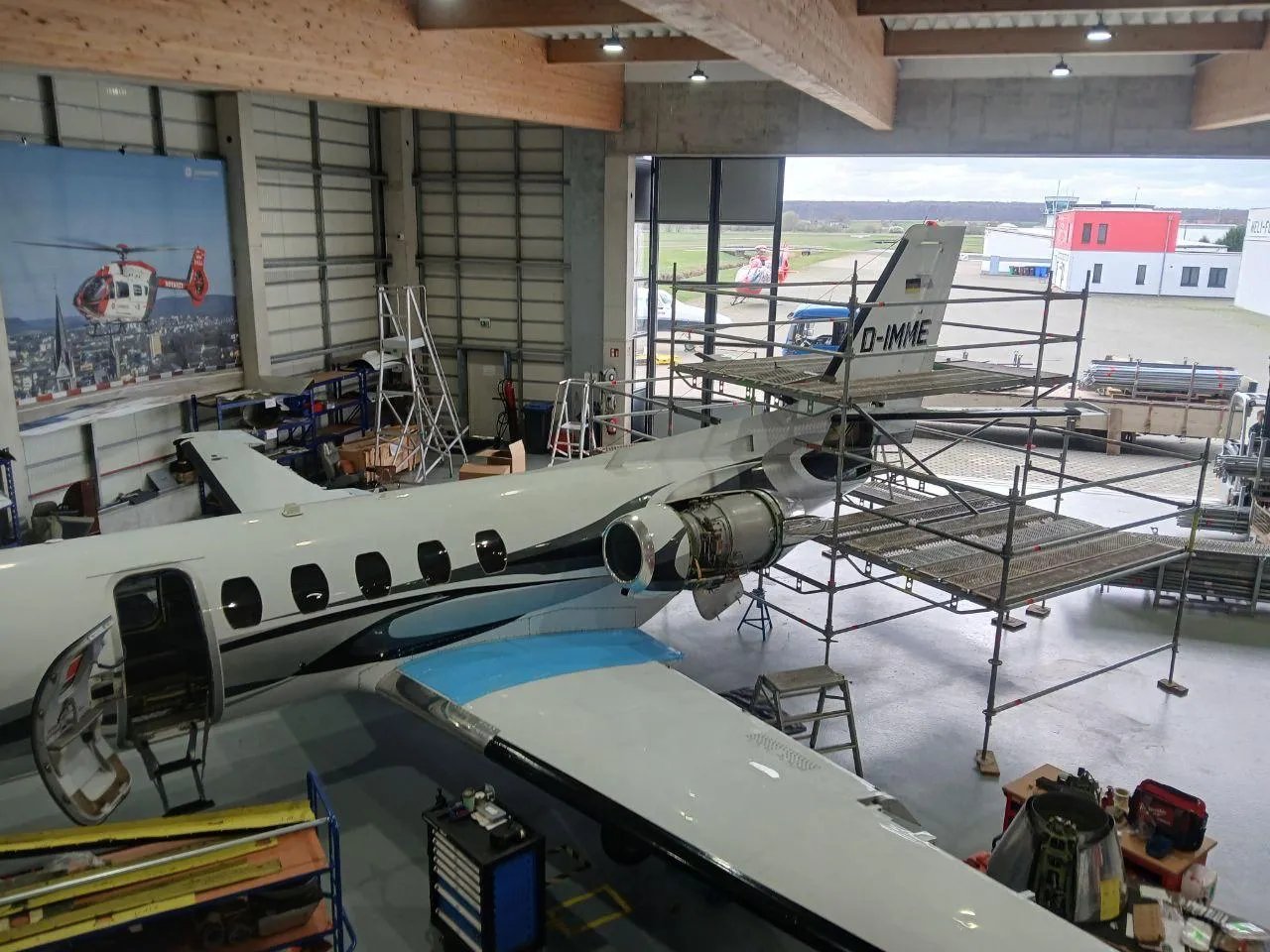 Gerüst für die Reparatur eines Flugzeugs