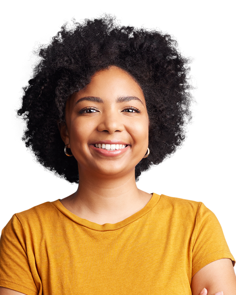 Jeune femme souriante aux cheveux bouclés portant un t-shirt jaune et des boucles d'oreilles.