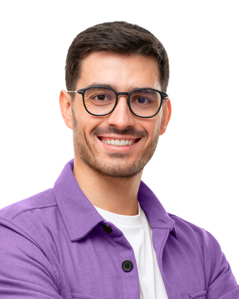 Homme souriant avec des lunettes et une chemise violette boutonnée sur un t-shirt blanc.