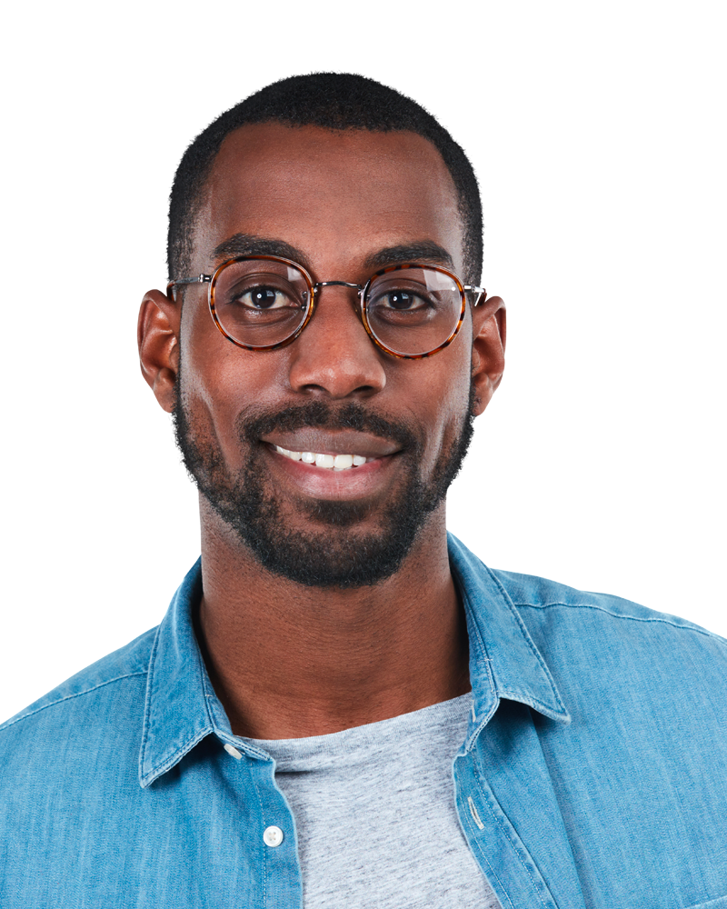 Jeune homme souriant avec des lunettes rondes et une chemise en jean bleu clair.