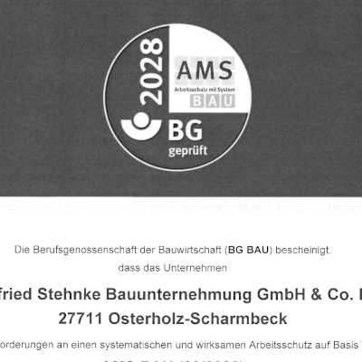 Siegel der Berufsgenossenschaft der Bauwirtschaft (BG BAU) mit der Jahreszahl 2028 und dem Text ‚AMS Arbeitsschutz mit System BG geprüft‘.