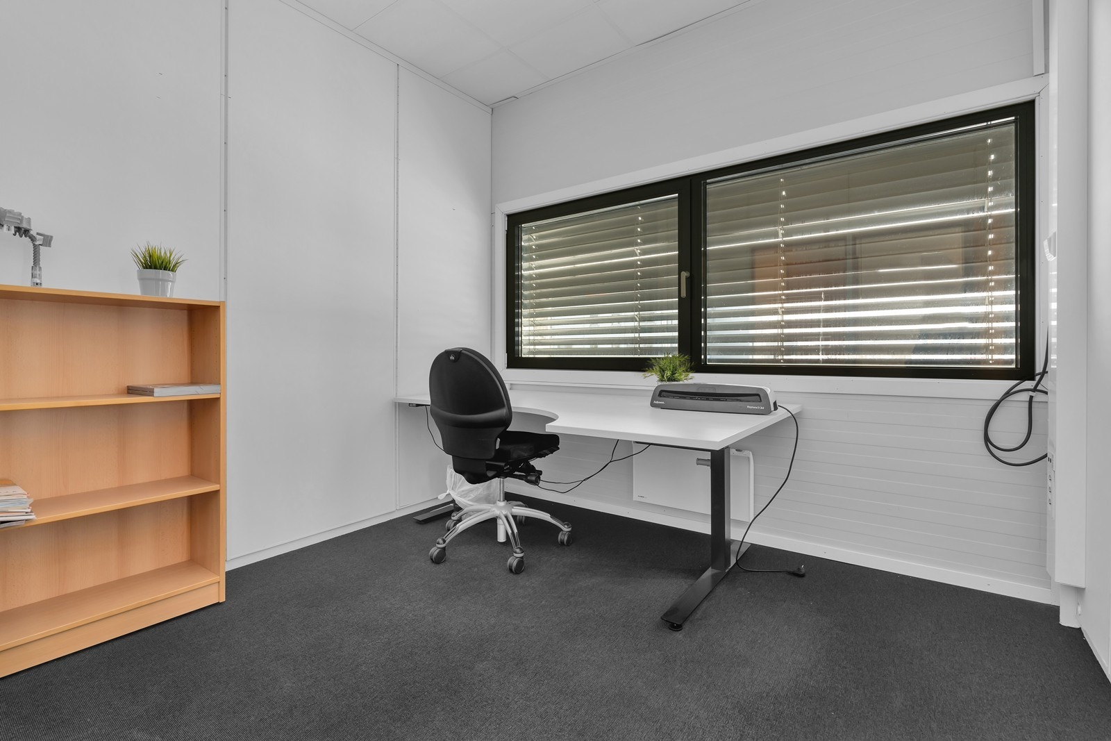 Høytlager med showroom og kontor på Mjåvann.