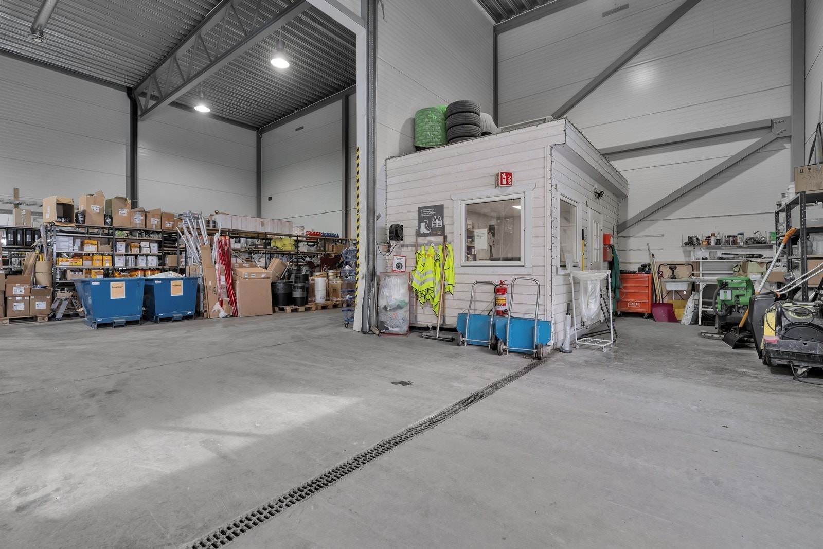 Høytlager med showroom og kontor på Mjåvann.