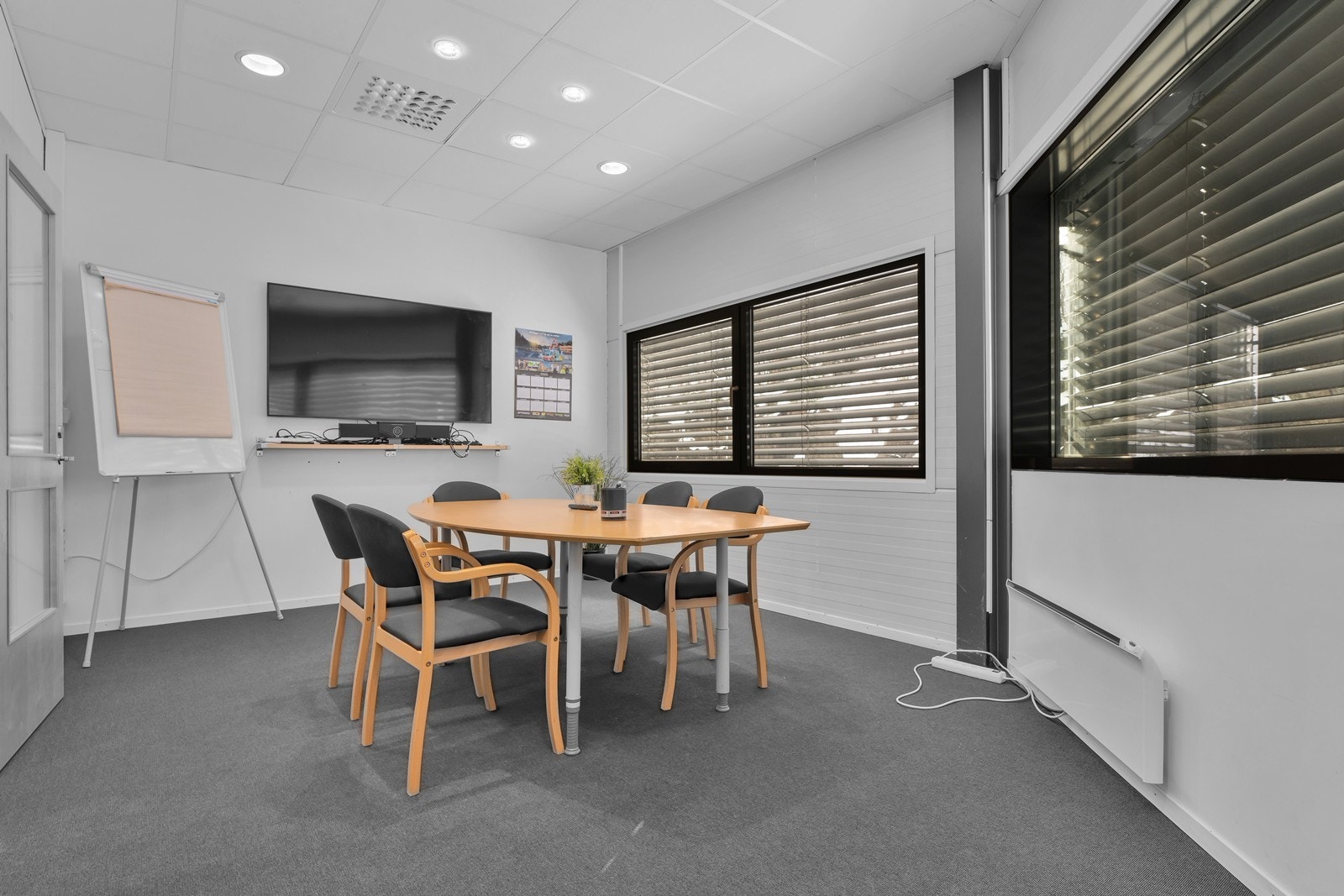 Høytlager med showroom og kontor på Mjåvann.
