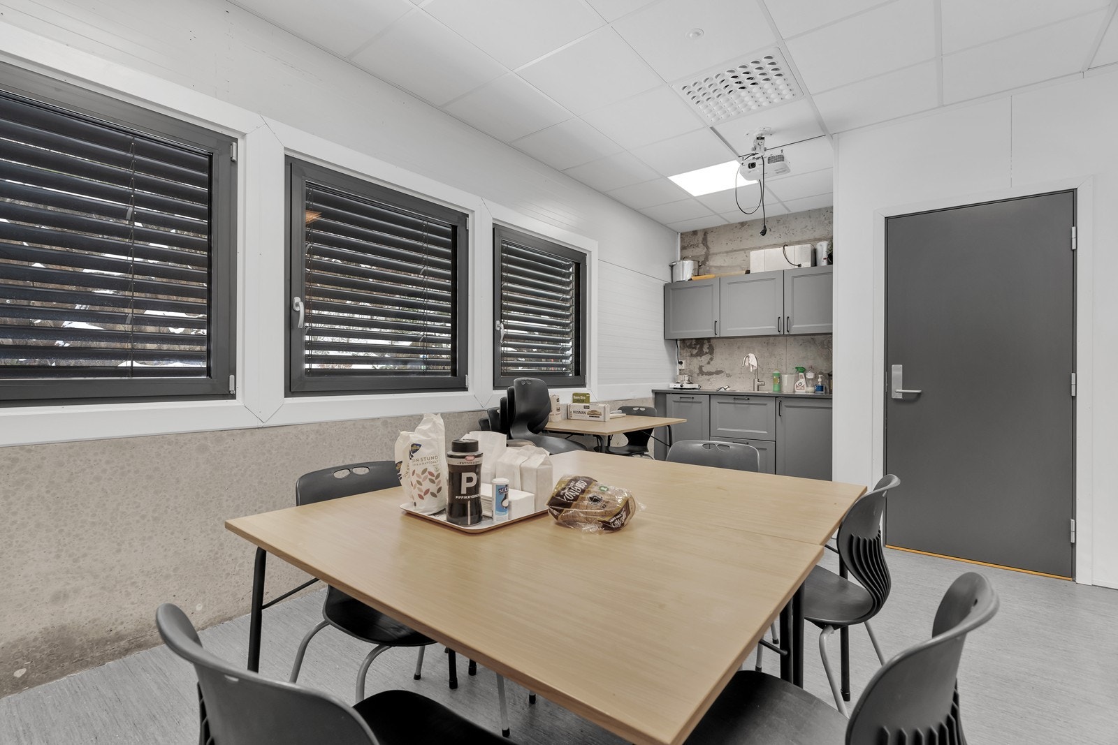 Høytlager med showroom og kontor på Mjåvann.