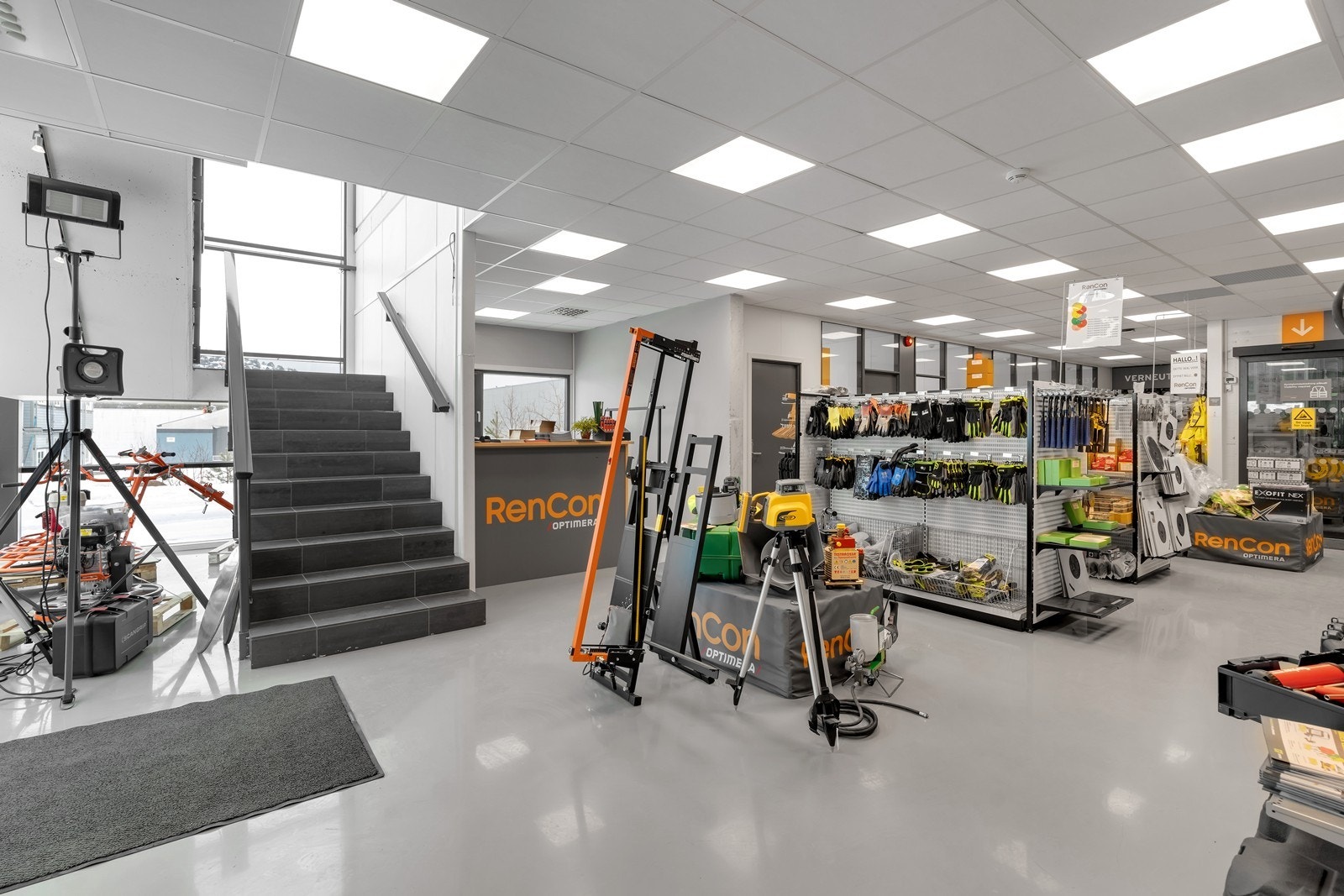 Høytlager med showroom og kontor på Mjåvann.
