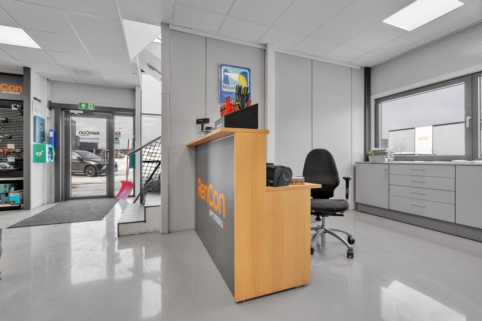 Høytlager med showroom og kontor på Mjåvann.