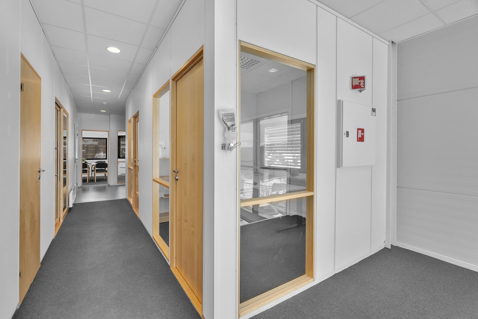 Høytlager med showroom og kontor på Mjåvann.