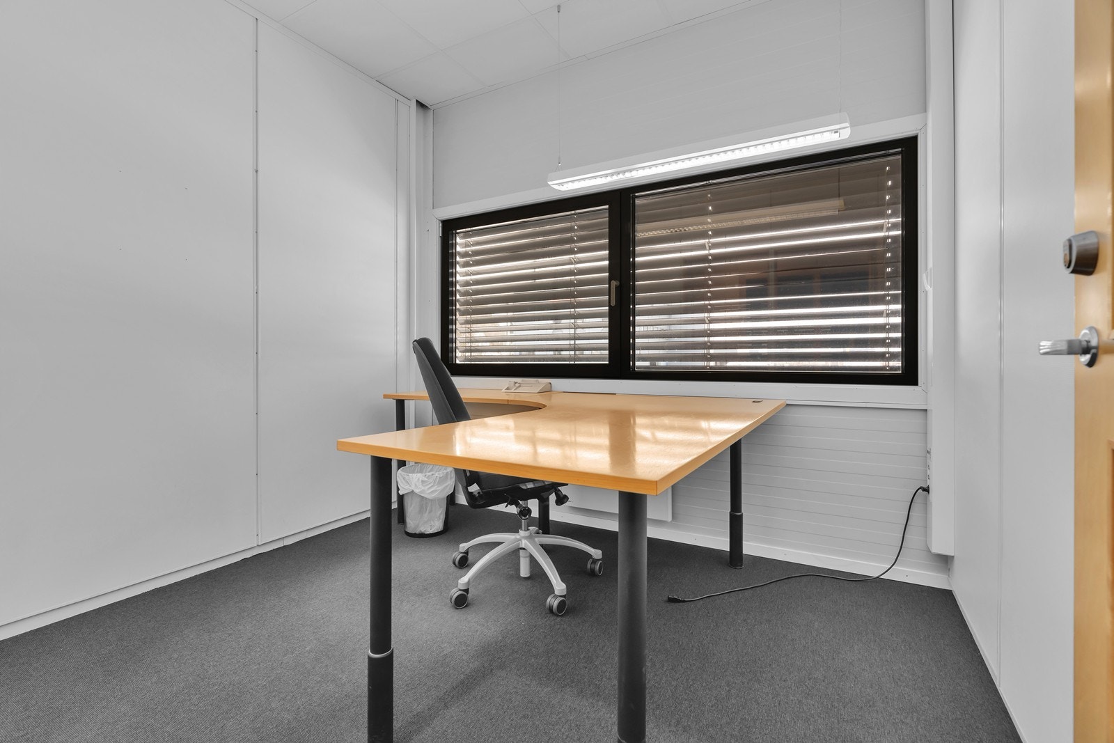 Høytlager med showroom og kontor på Mjåvann.