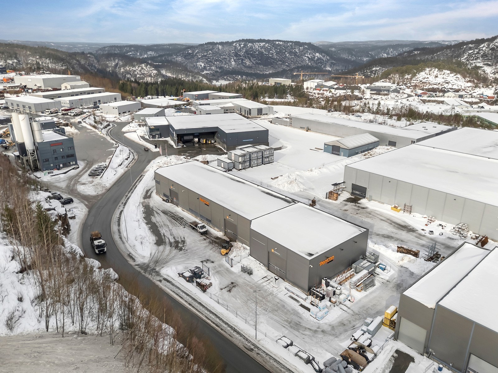 Høytlager med showroom og kontor på Mjåvann.