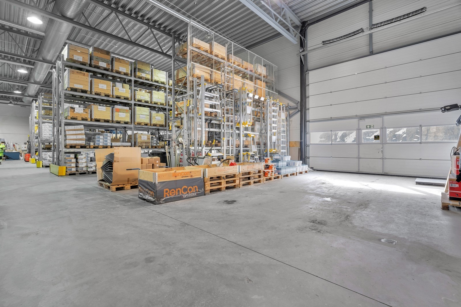 Høytlager med showroom og kontor på Mjåvann.