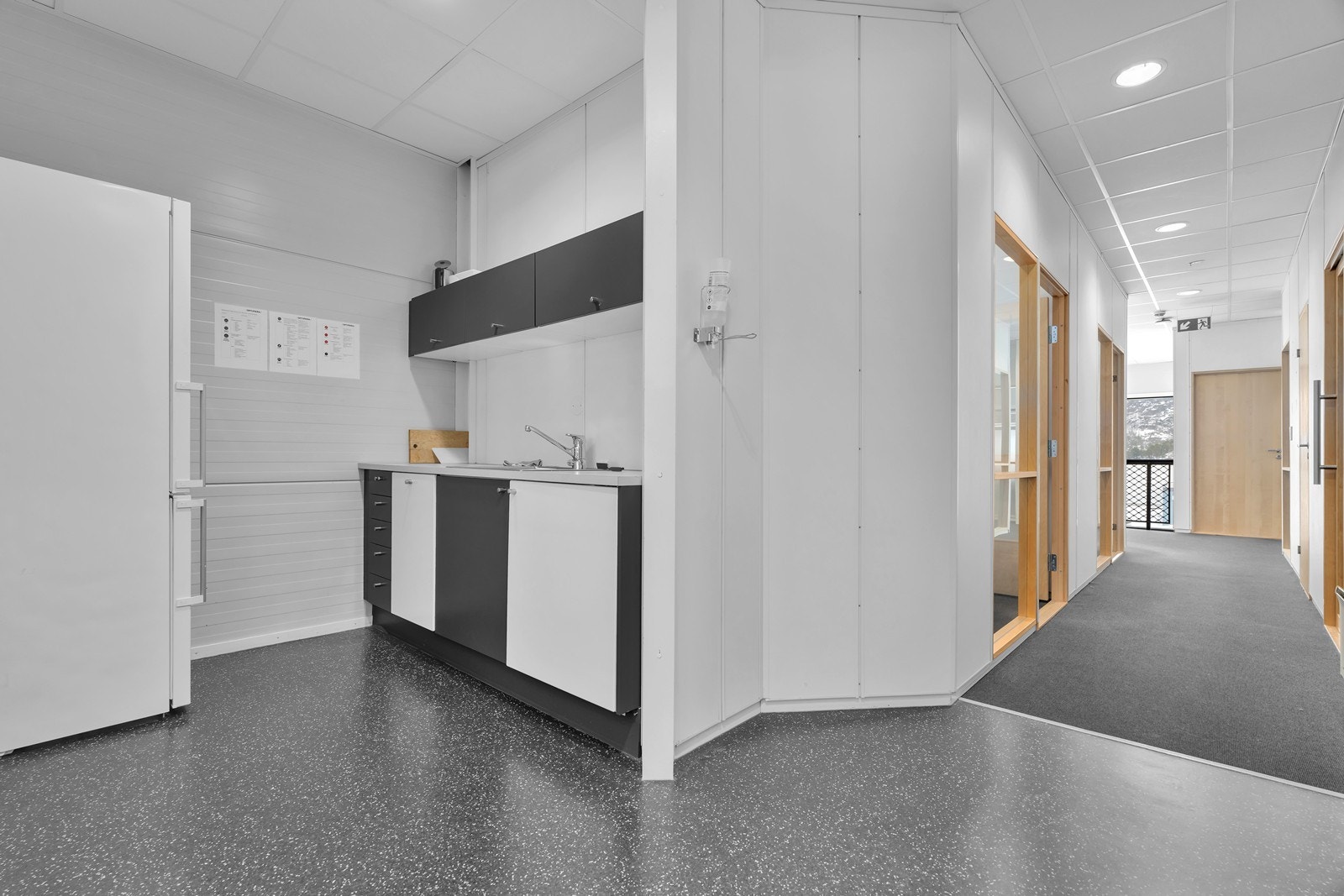Høytlager med showroom og kontor på Mjåvann.