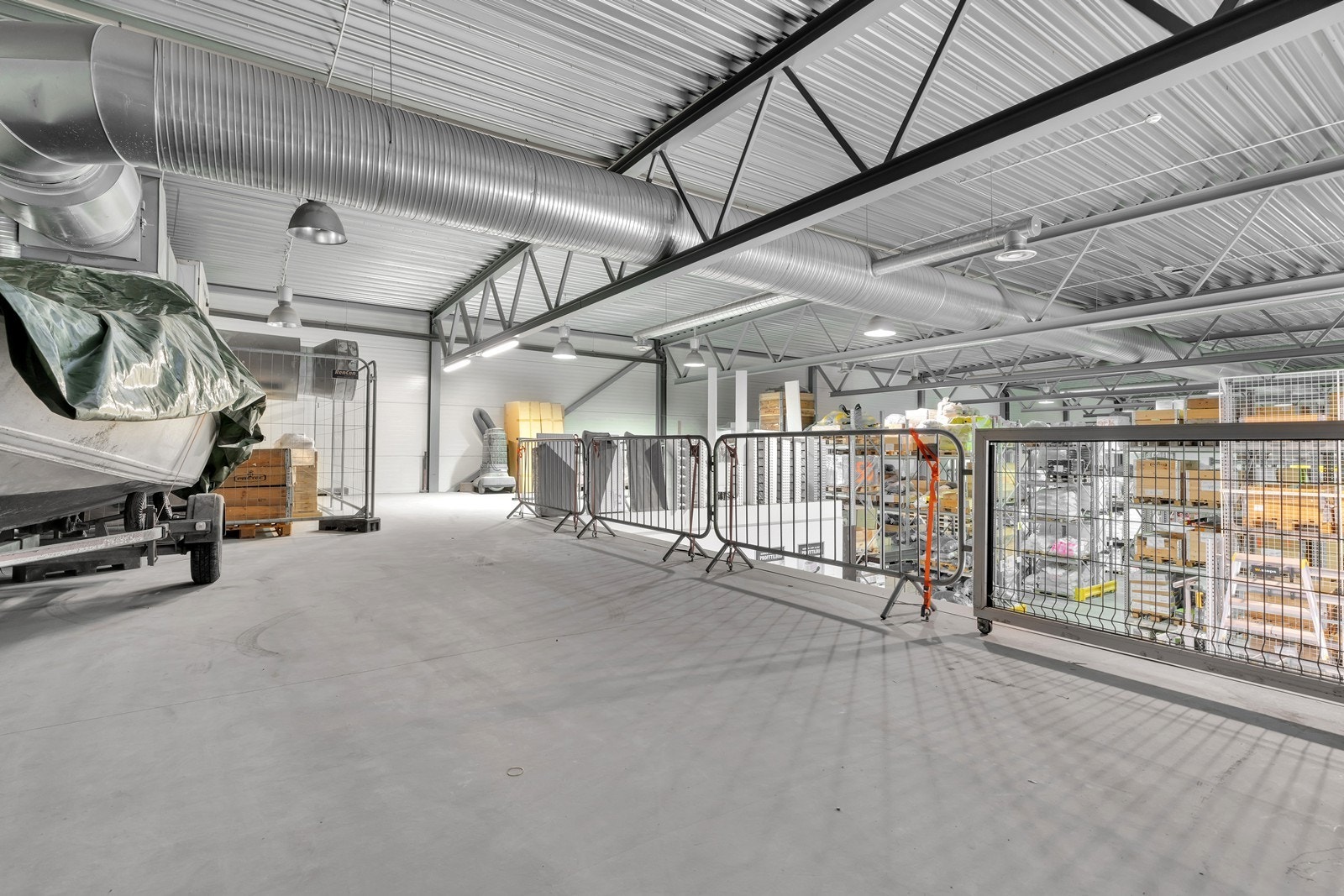 Høytlager med showroom og kontor på Mjåvann.