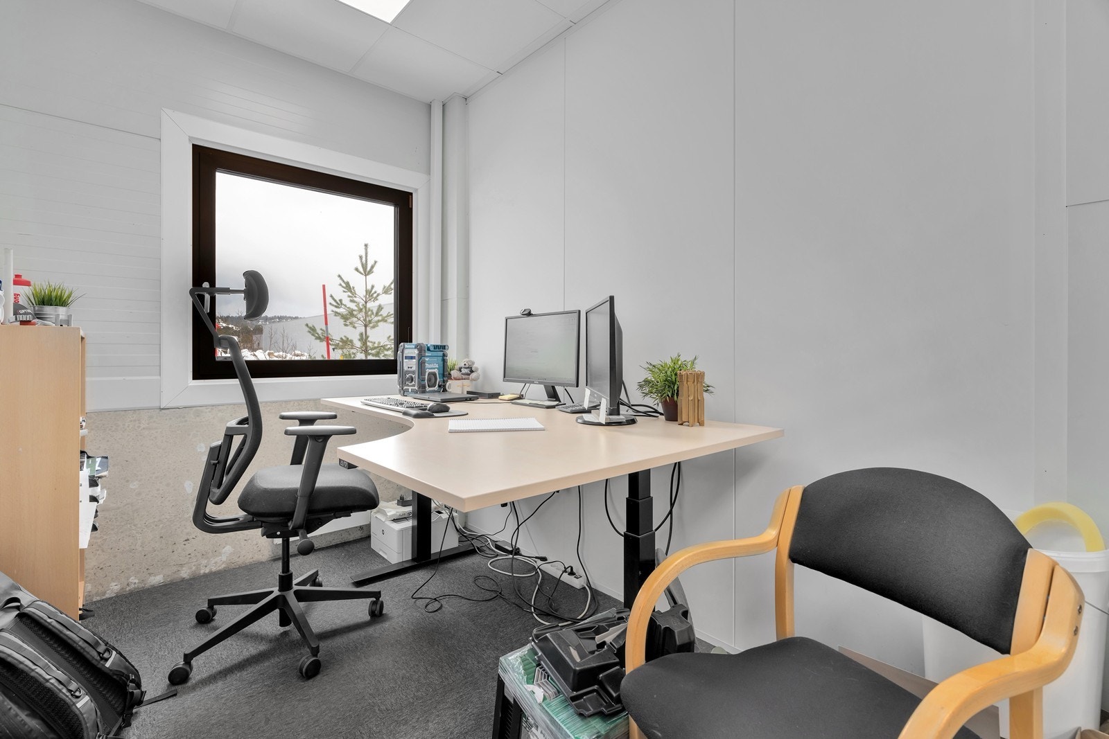 Høytlager med showroom og kontor på Mjåvann.