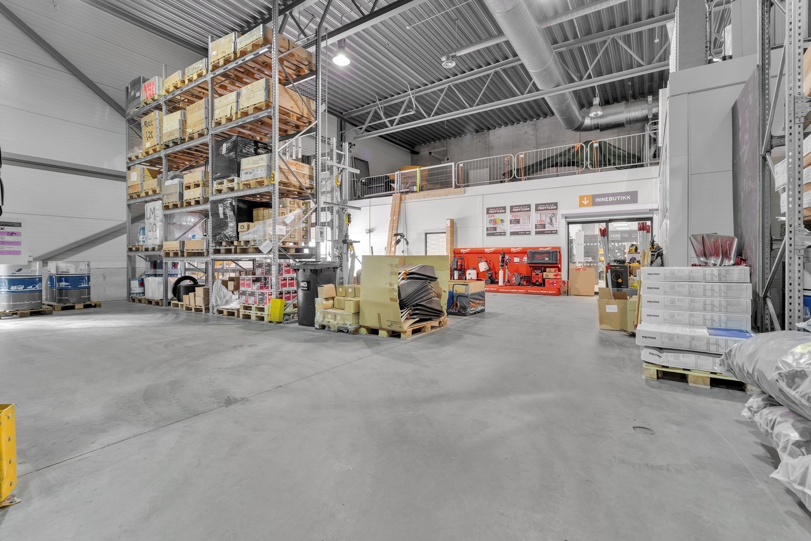 Høytlager med showroom og kontor på Mjåvann.