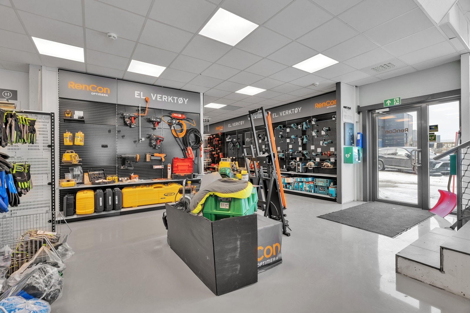 Høytlager med showroom og kontor på Mjåvann.