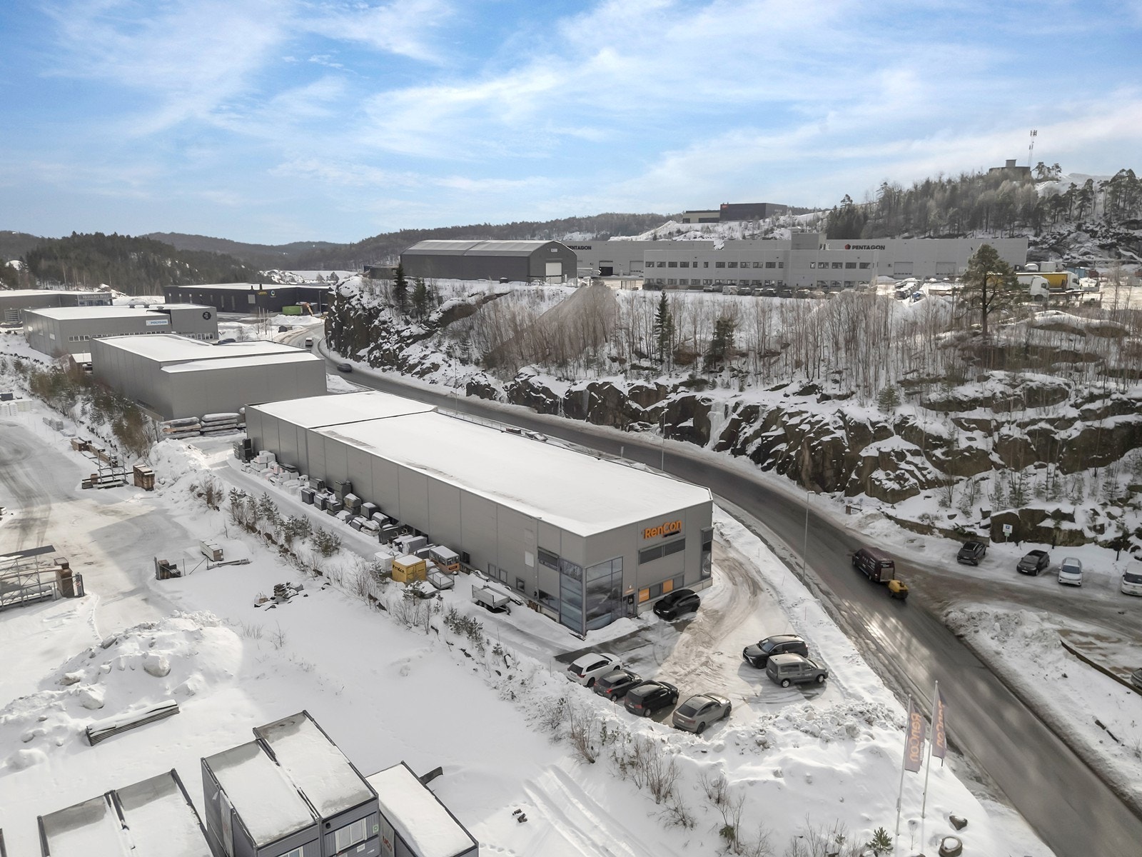 Høytlager med showroom og kontor på Mjåvann.