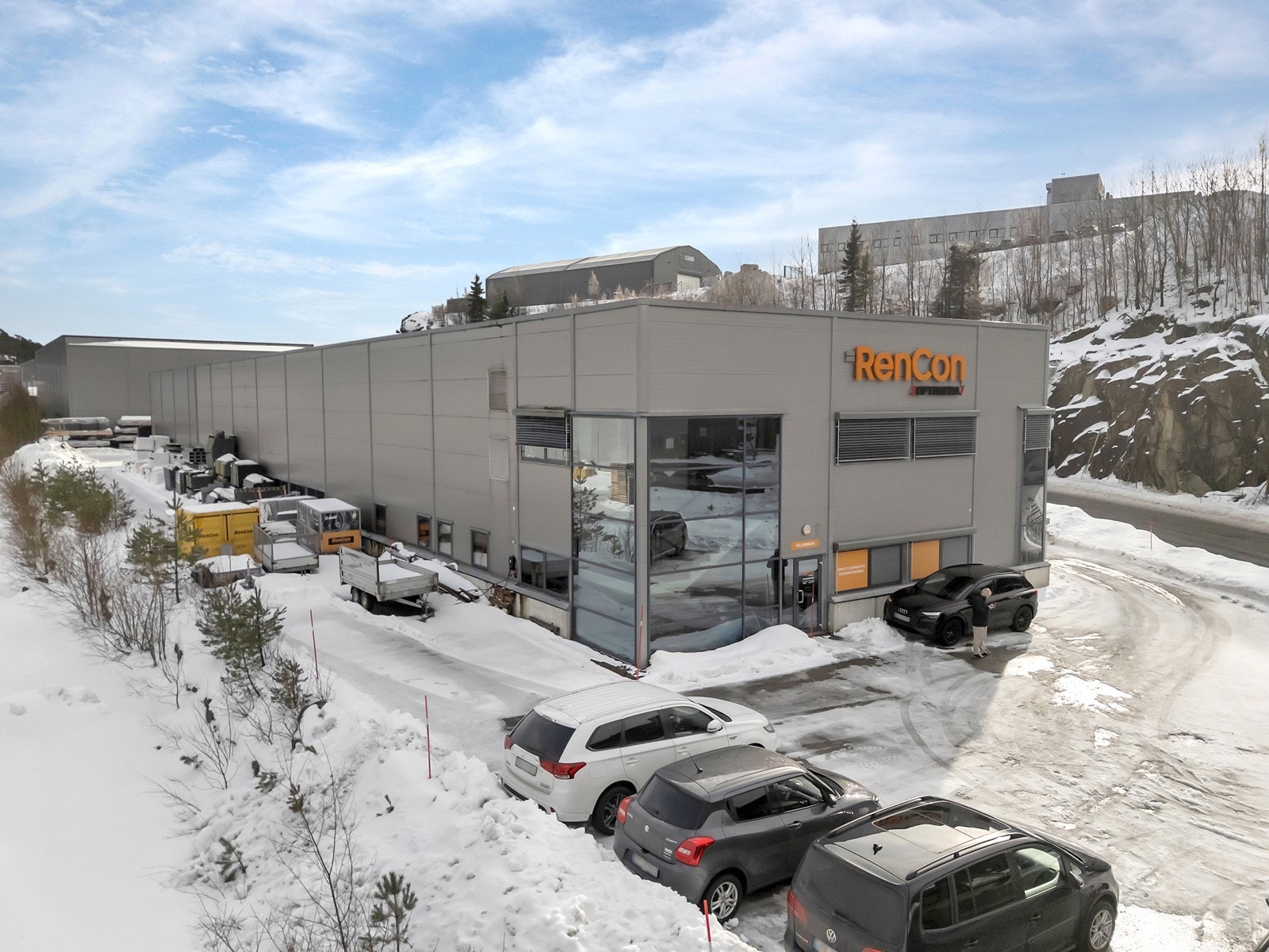 Høytlager med showroom og kontor på Mjåvann.