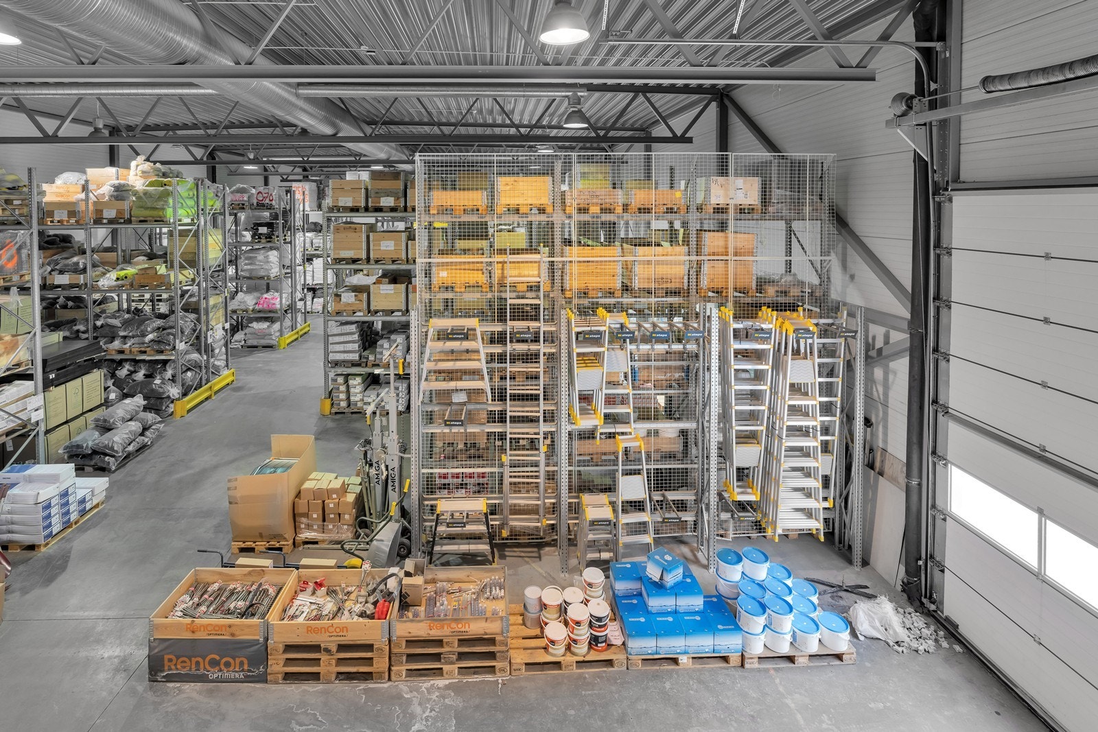 Høytlager med showroom og kontor på Mjåvann.