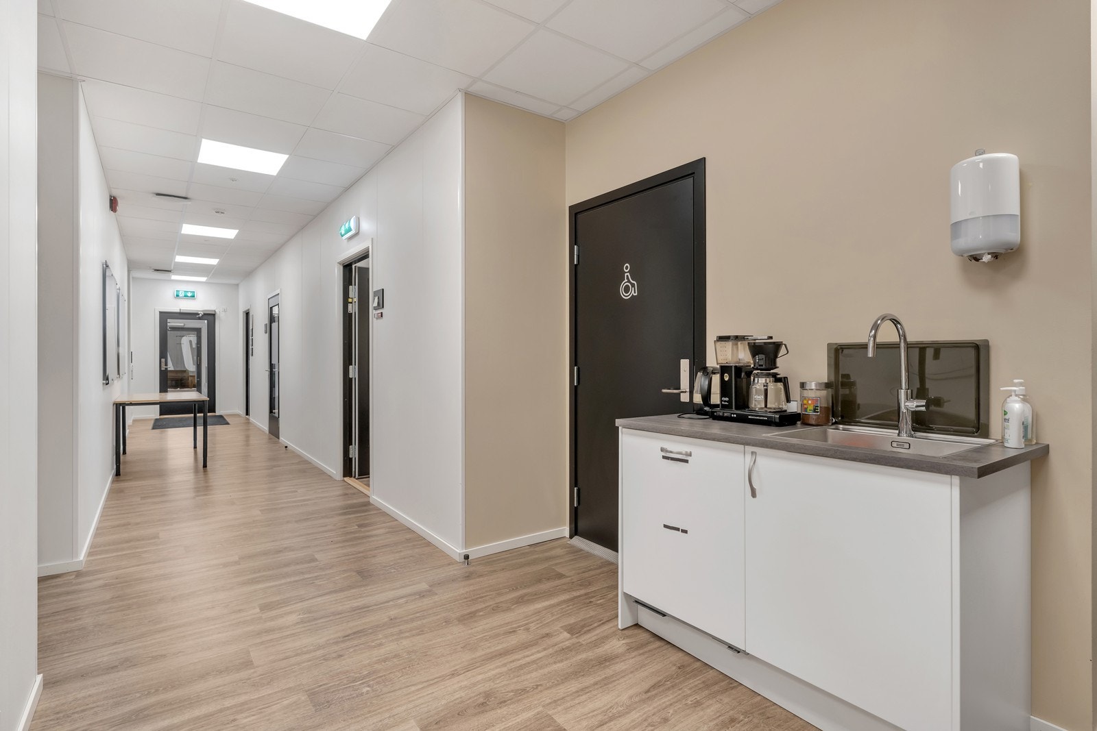 Lagerhall, produksjonshall og kontorlokale på Mjåvann