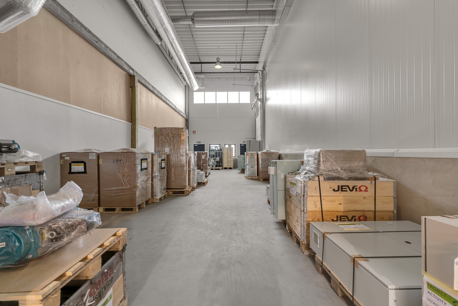 Lagerhall, produksjonshall og kontorlokale på Mjåvann