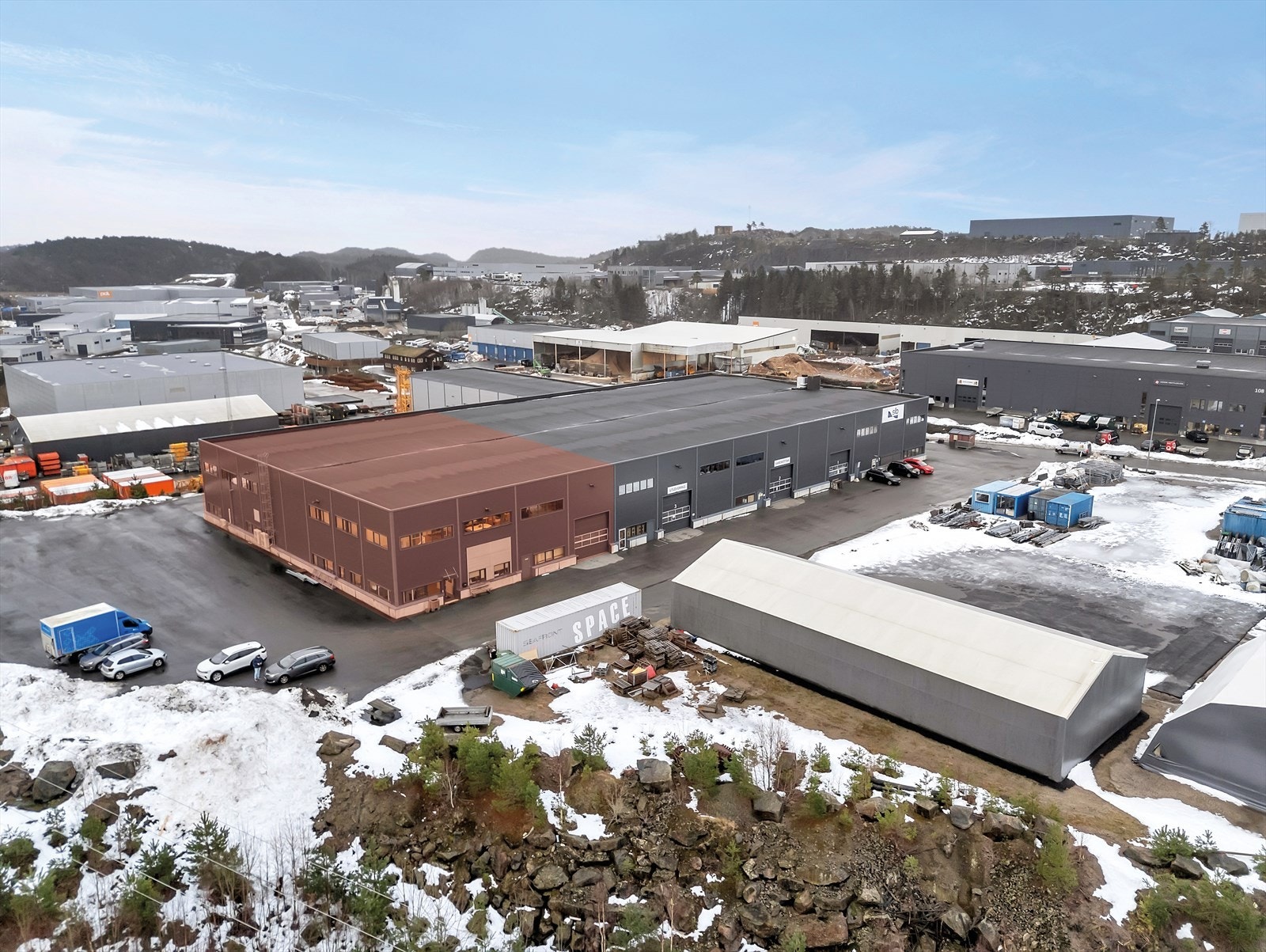 Lagerhall, produksjonshall og kontorlokale på Mjåvann