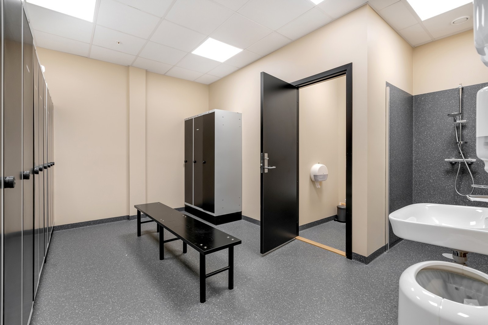 Lagerhall, produksjonshall og kontorlokale på Mjåvann