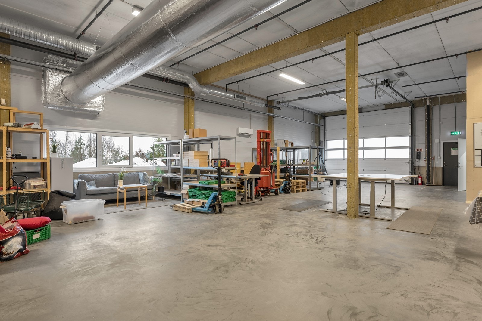 Lagerhall, produksjonshall og kontorlokale på Mjåvann
