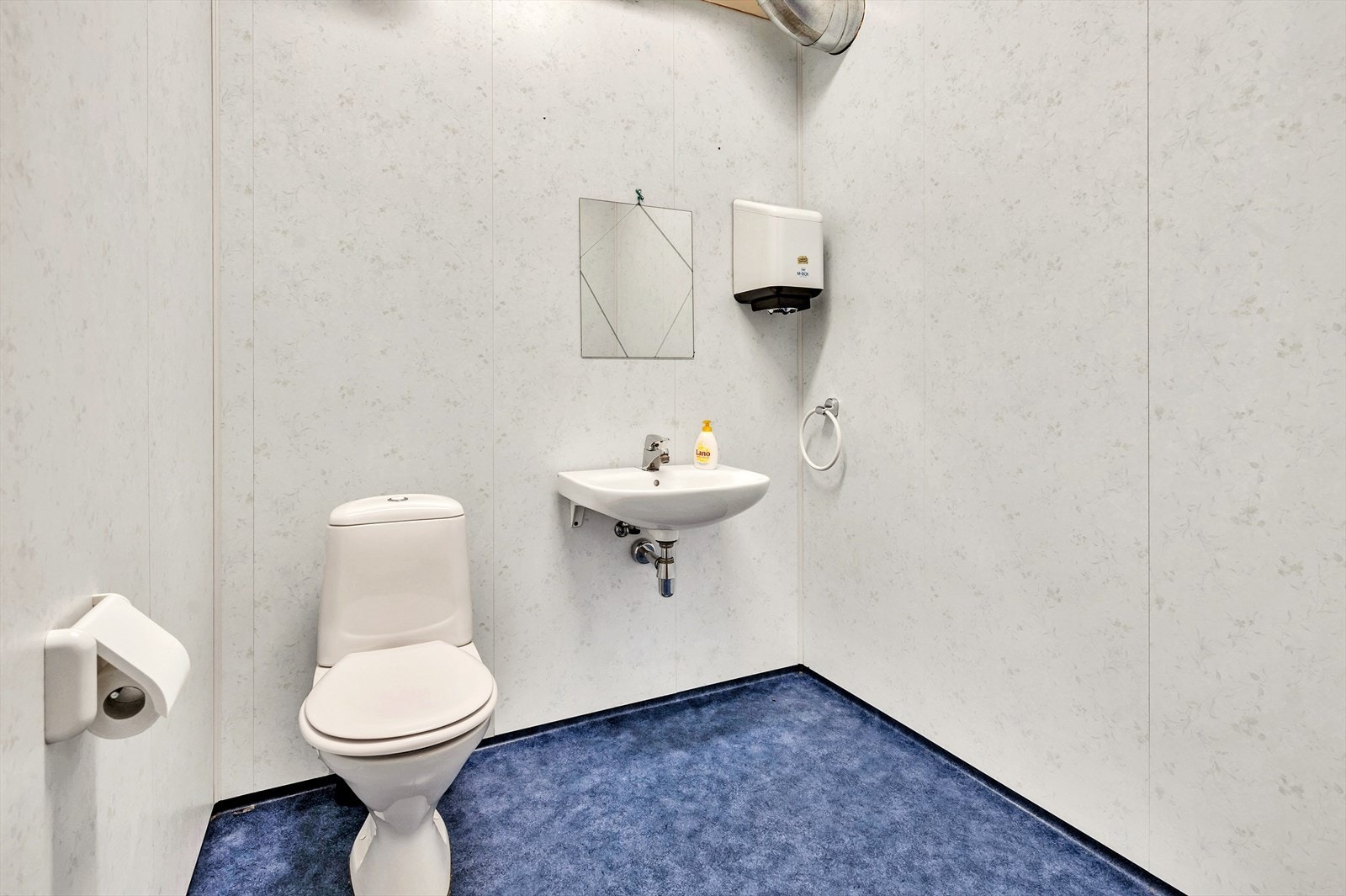 Rimelige lokale på Saltrød - stor parkering/uteområdet.