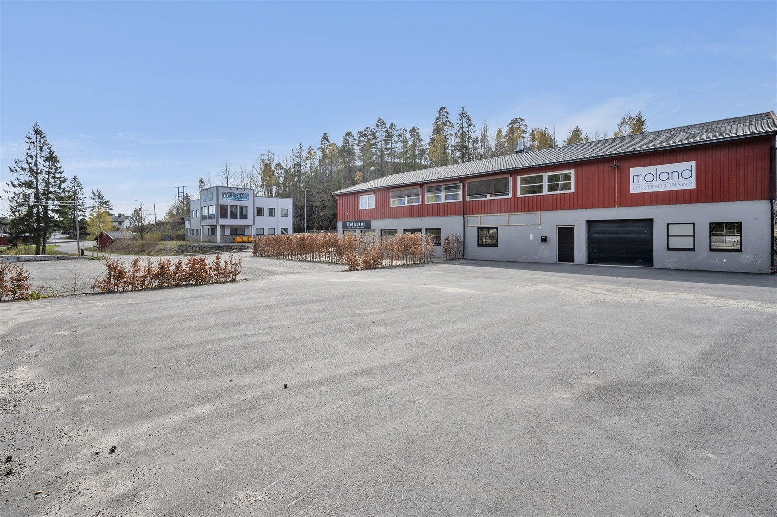 Rimelige lokale på Saltrød - stor parkering/uteområdet.