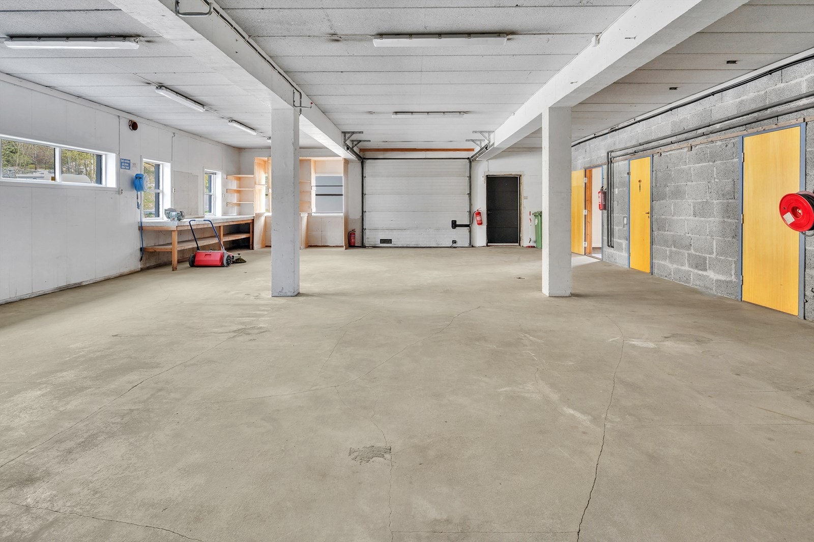 Rimelige lokale på Saltrød - stor parkering/uteområdet.